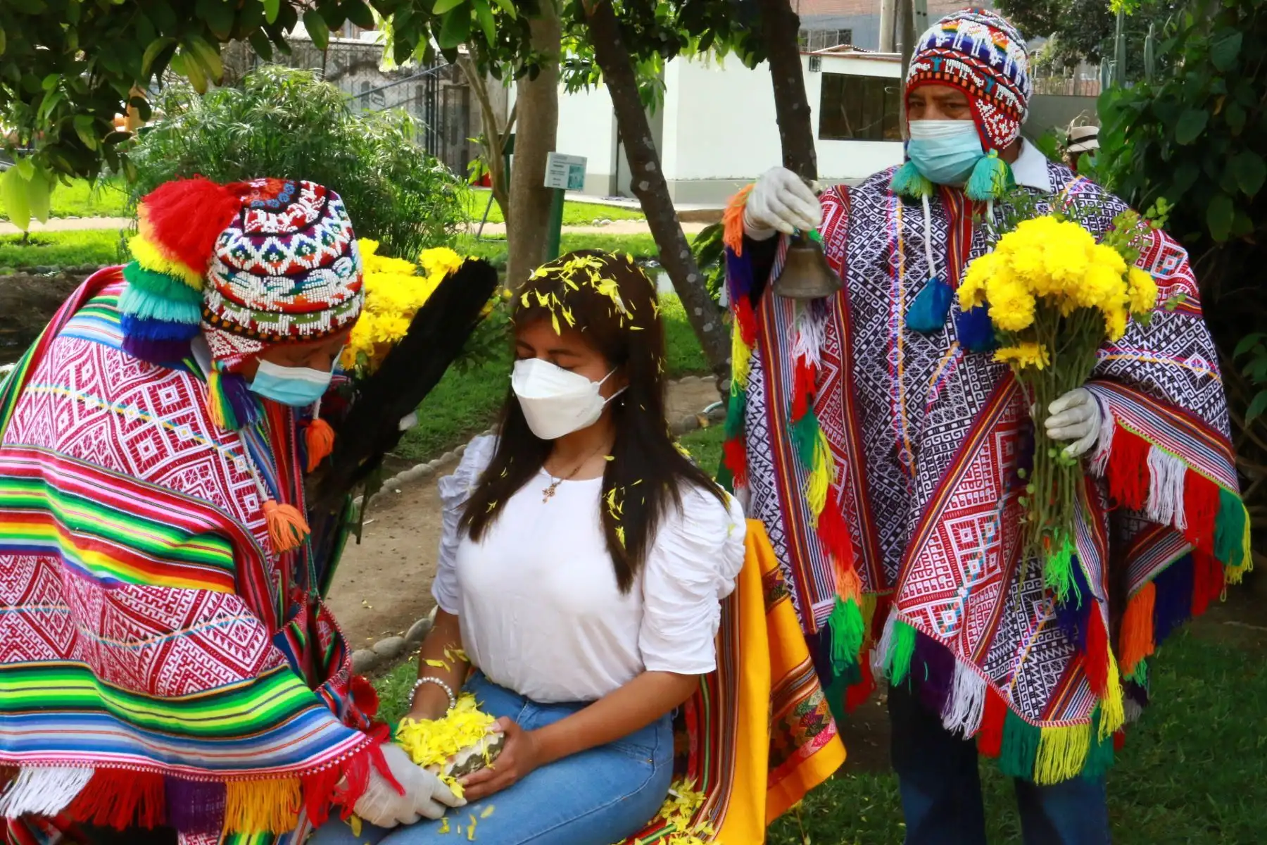 El Ministerio de Salud (Minsa) alertó a la población sobre los riesgos que presentan para la salud los baños de florecimiento al incluir brebajes, uso de plantas, flores e incluso animales, como parte de los populares rituales por Año Nuevo en tiempos de pandemia. Foto: ANDINA/Héctor Vinces