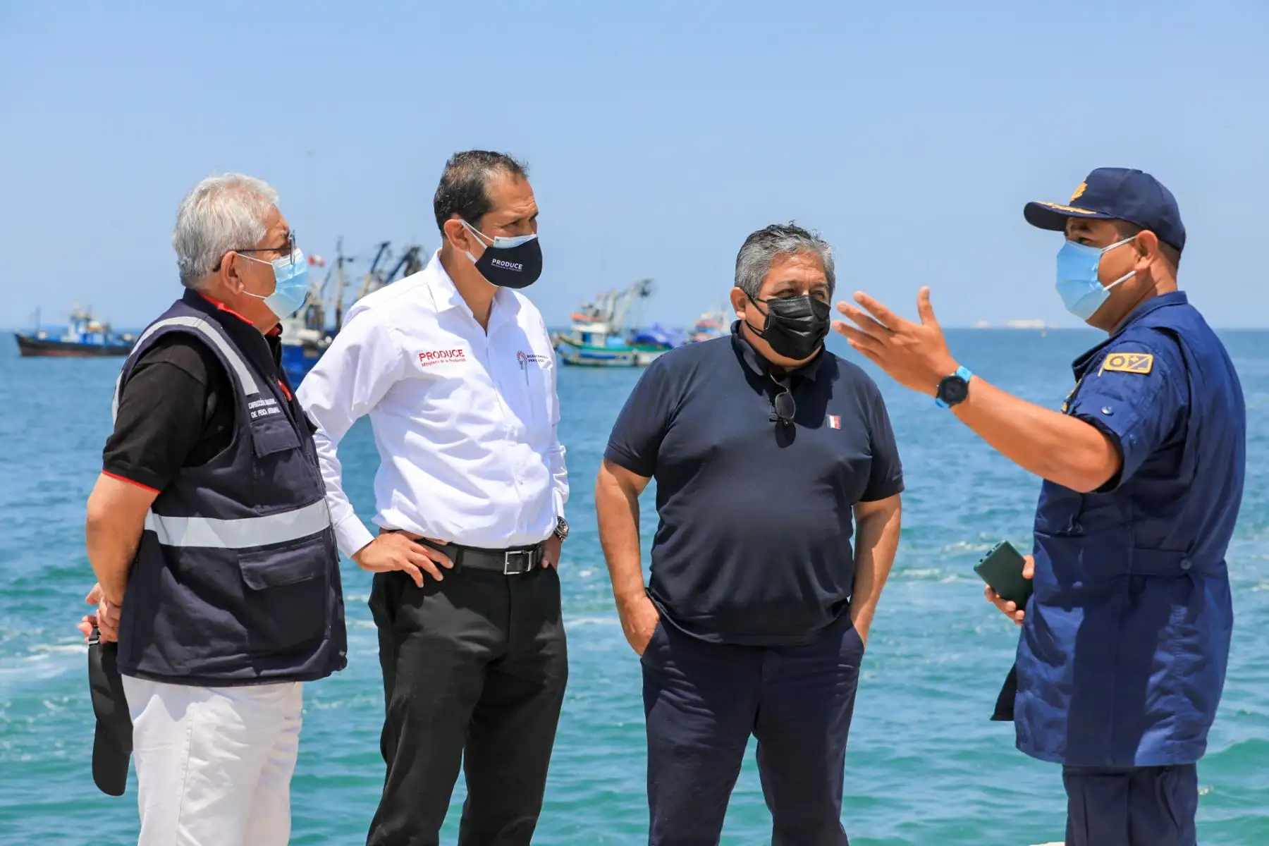 El ministro de la Producción, Jorge Luis Prado, realizó una visita al Desembarcadero Pesquero Artesanal La Puntilla, en Paracas, a fin de supervisar la infraestructura pesquera y los servicios que brinda a los pescadores de la localidad.
Foto: Produce