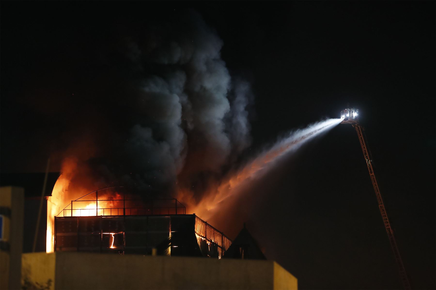 Dantesco incendio por inmediaciones de  Mesa Redonda.
Foto: ANDINA/Renato Pajuelo