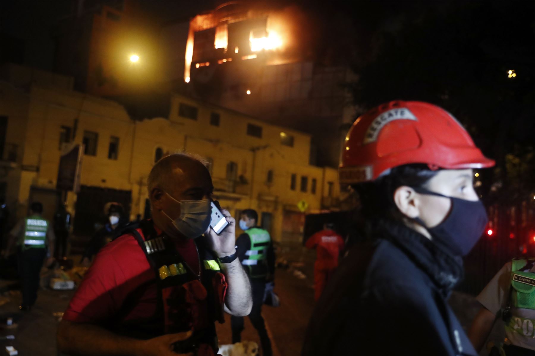 Un incendio de grandes proporciones se registra en la parte alta de un edificio ubicado en la cuadra 11 del jirón Andahuaylas, cruce con jirón Puno, en el conglomerado Mesa Redonda.
Foto: ANDINA/Renato Pajuelo