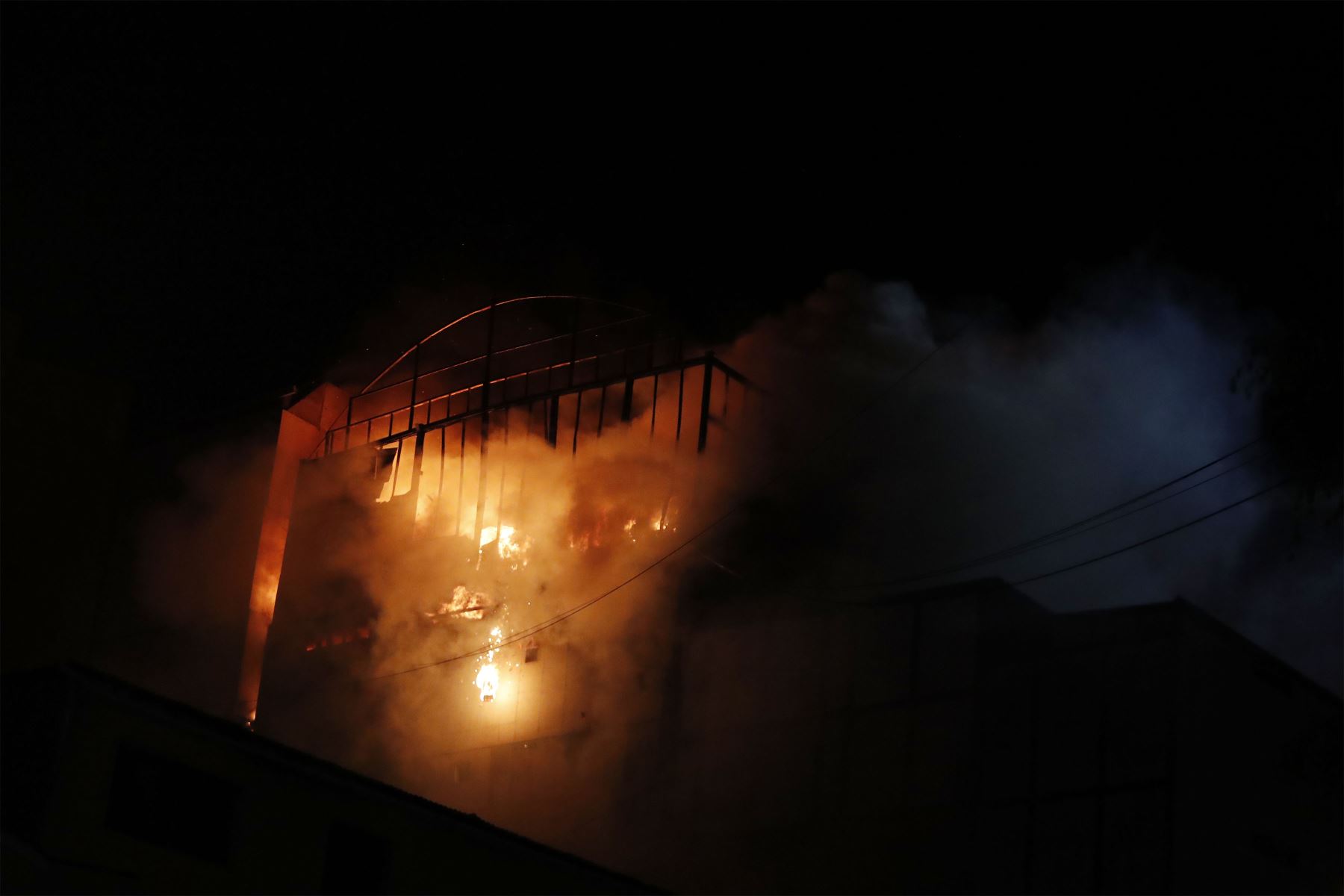 Un incendio de grandes proporciones se registra en la parte alta de un edificio ubicado en la cuadra 11 del jirón Andahuaylas, cruce con jirón Puno, en el conglomerado Mesa Redonda.
Foto: ANDINA/Renato Pajuelo