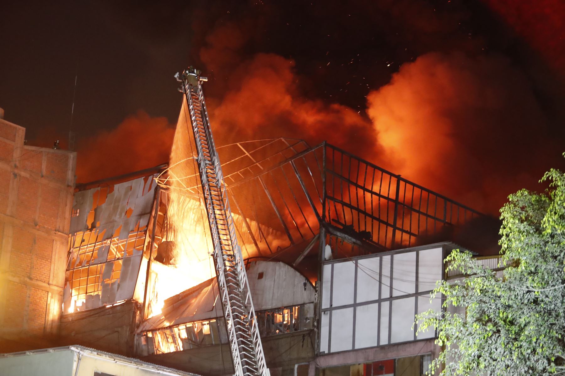 Un incendio de grandes proporciones se registra en la parte alta de un edificio ubicado en la cuadra 11 del jirón Andahuaylas, cruce con jirón Puno, en el conglomerado Mesa Redonda. Foto: ANDINA/Renato Pajuelo
