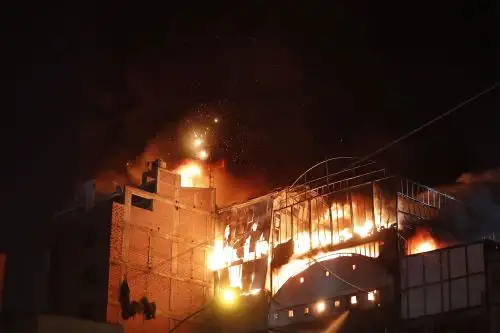 Bomberos luchan por confinar el fuego en galería Plaza Central, en cuya parte superior funcionaba un almacén de plásticos. Foto: ANDINA/Renato Pajuelo