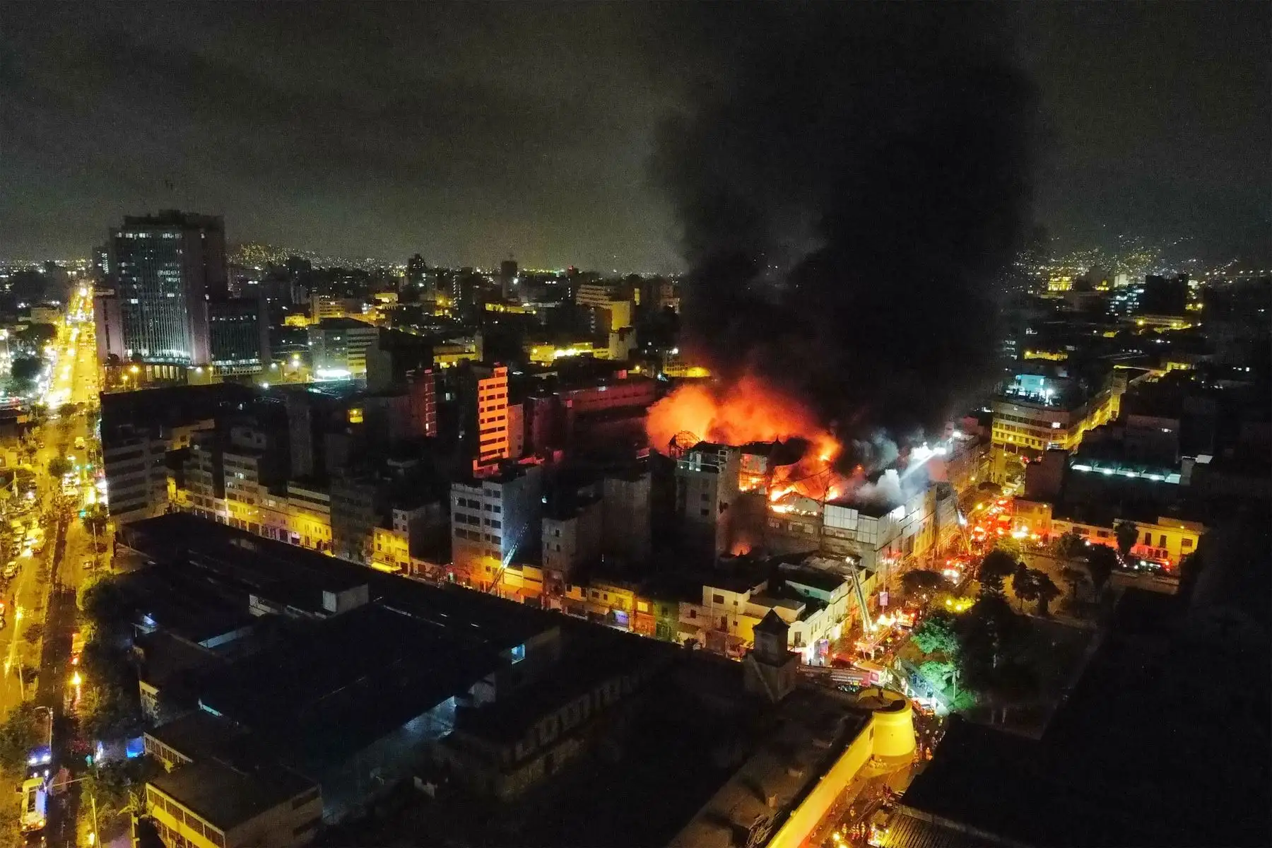 Un incendio de grandes proporciones se registra en la parte alta de un edificio ubicado en la cuadra 11 del jirón Andahuaylas, cruce con jirón Puno, en el conglomerado Mesa Redonda.
Foto: ANDINA/Jhonel Rodríguez Robles