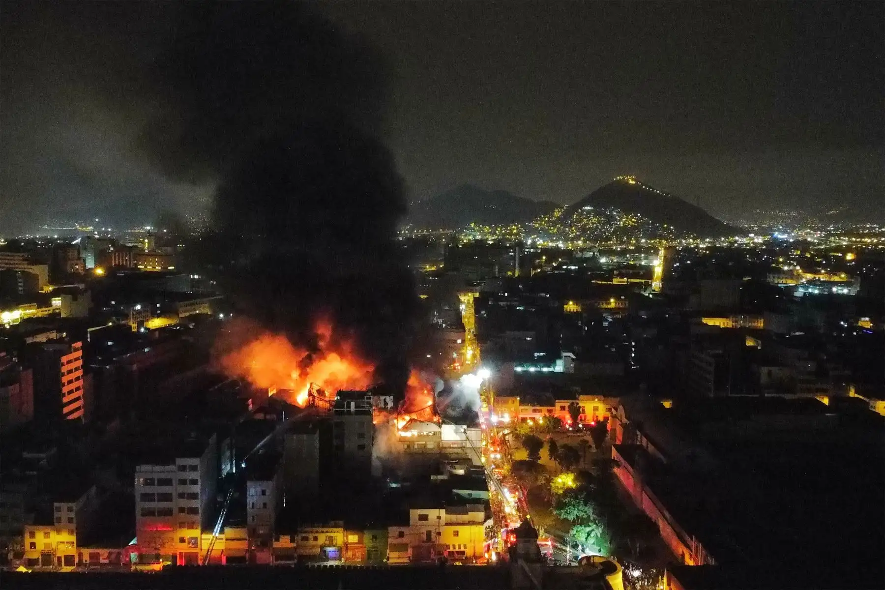 Un incendio de grandes proporciones se registra en la parte alta de un edificio ubicado en la cuadra 11 del jirón Andahuaylas, cruce con jirón Puno, en el conglomerado Mesa Redonda.
Foto: ANDINA/Jhonel Rodríguez Robles