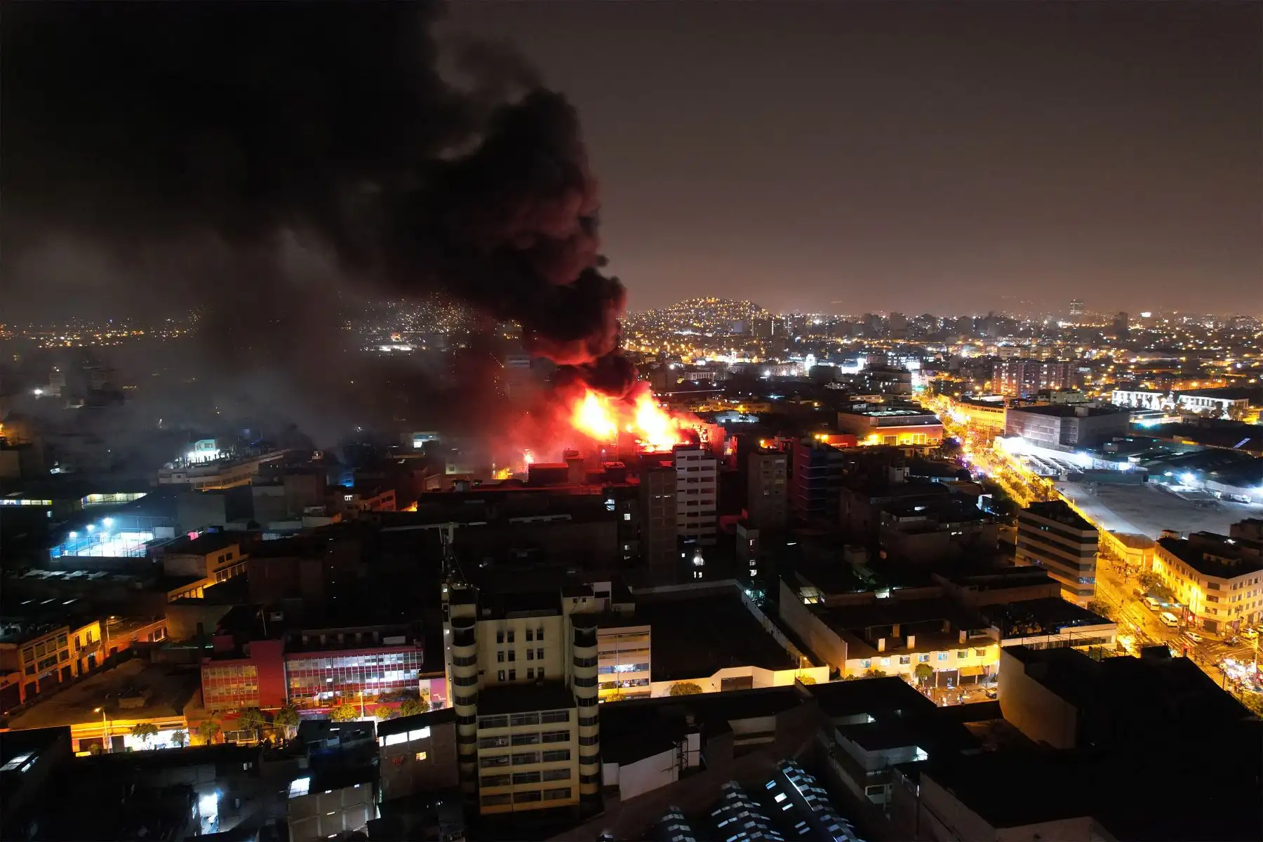 Un incendio de grandes proporciones se registra en la parte alta de un edificio ubicado en la cuadra 11 del jirón Andahuaylas, cruce con jirón Puno, en el conglomerado Mesa Redonda.
Foto: ANDINA/Braian Reyna