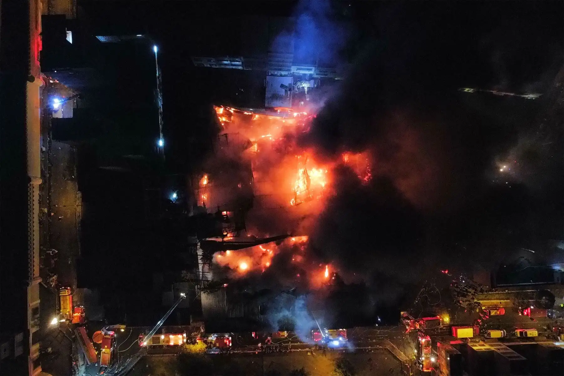 Un incendio de grandes proporciones se registra en la parte alta de un edificio ubicado en la cuadra 11 del jirón Andahuaylas, cruce con jirón Puno, en el conglomerado Mesa Redonda.
Foto: ANDINA/Jhonel Rodríguez Robles