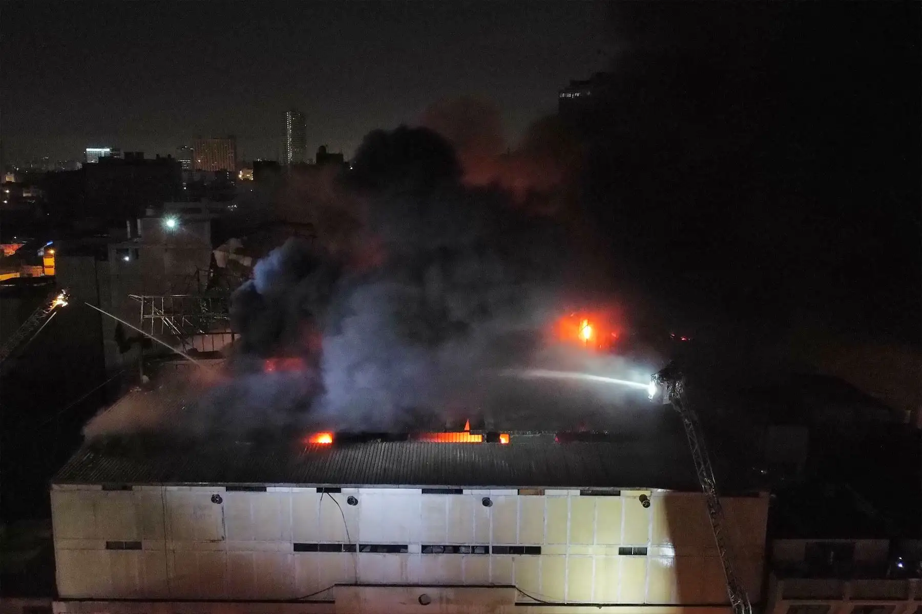 Un incendio de grandes proporciones se registra en la parte alta de un edificio ubicado en la cuadra 11 del jirón Andahuaylas, cruce con jirón Puno, en el conglomerado Mesa Redonda.
Foto: ANDINA/Jhonel Rodríguez Robles