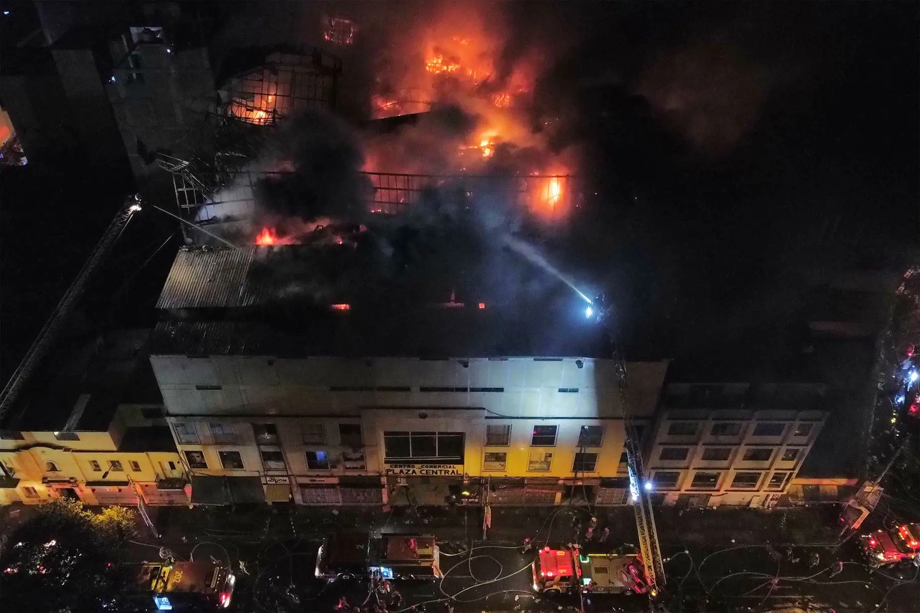 Un incendio de grandes proporciones se registra en la parte alta de un edificio ubicado en la cuadra 11 del jirón Andahuaylas, cruce con jirón Puno, en el conglomerado Mesa Redonda.
Foto: ANDINA/Jhonel Rodríguez Robles