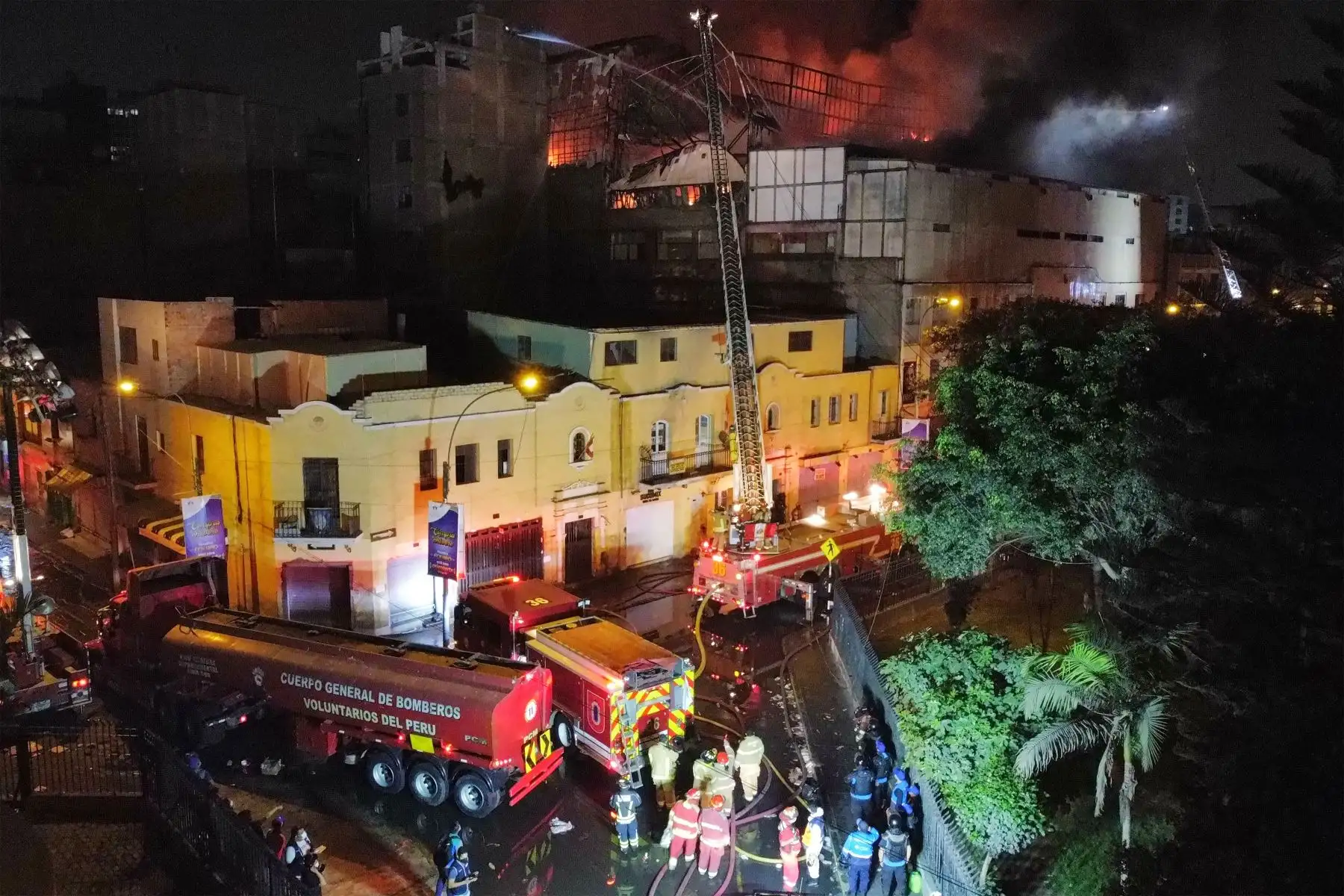 Un incendio de grandes proporciones se registra en la parte alta de un edificio ubicado en la cuadra 11 del jirón Andahuaylas, cruce con jirón Puno, en el conglomerado Mesa Redonda.
Foto: ANDINA/Jhonel Rodríguez Robles