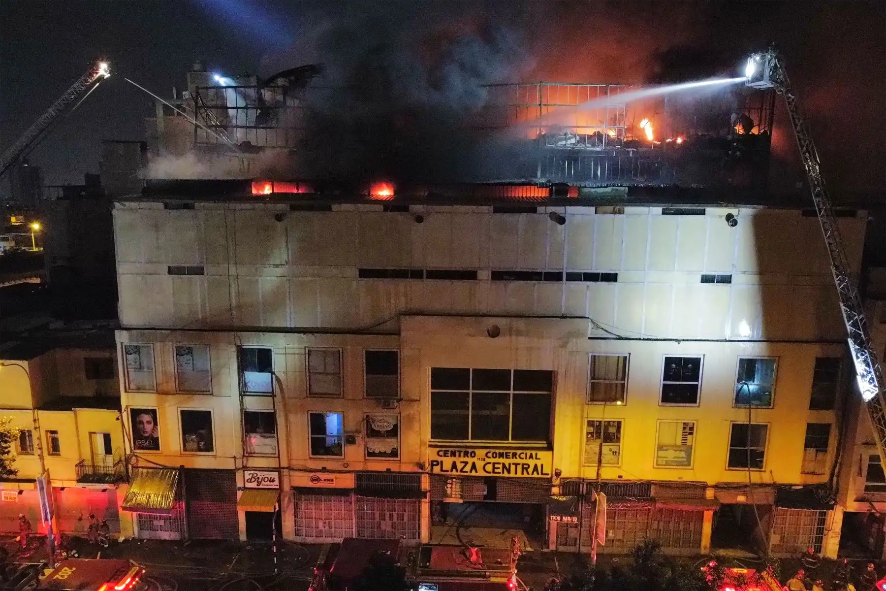 Un incendio de grandes proporciones se registra en la parte alta de un edificio ubicado en la cuadra 11 del jirón Andahuaylas, cruce con jirón Puno, en el conglomerado Mesa Redonda.
Foto: ANDINA/Jhonel Rodríguez Robles