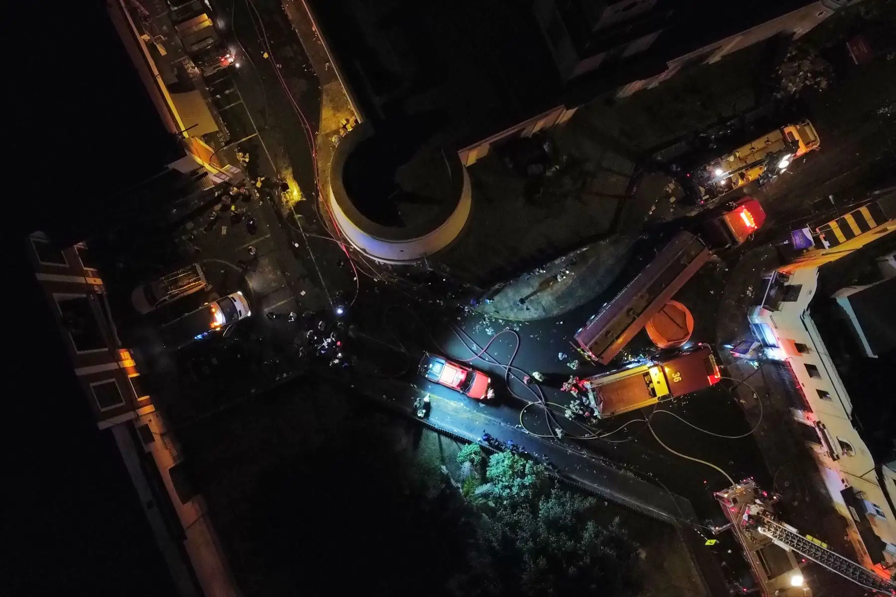 Un incendio de grandes proporciones se registra en la parte alta de un edificio ubicado en la cuadra 11 del jirón Andahuaylas, cruce con jirón Puno, en el conglomerado Mesa Redonda.
Foto: ANDINA/Jhonel Rodríguez Robles