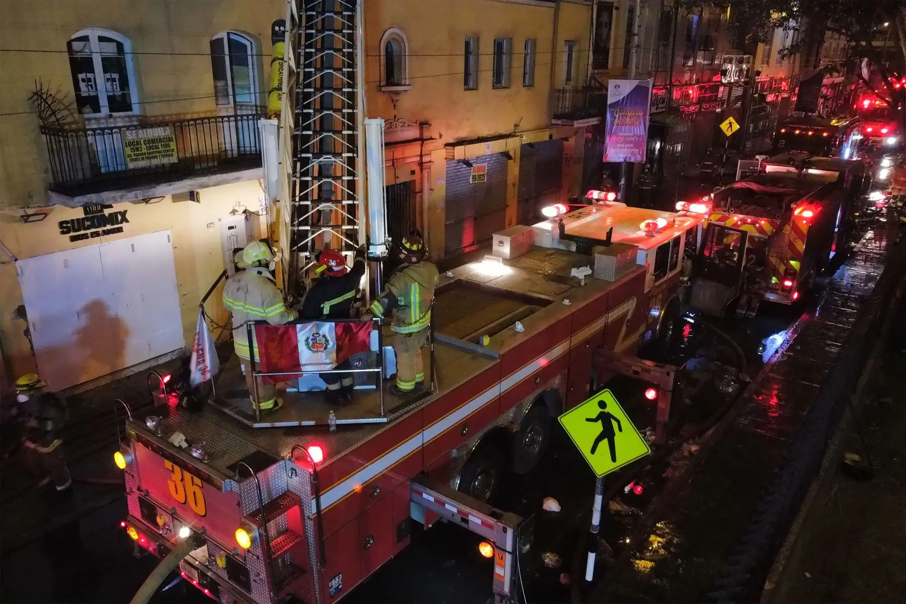 Un incendio de grandes proporciones se registra en la parte alta de un edificio ubicado en la cuadra 11 del jirón Andahuaylas, cruce con jirón Puno, en el conglomerado Mesa Redonda.
Foto: ANDINA/Jhonel Rodríguez Robles