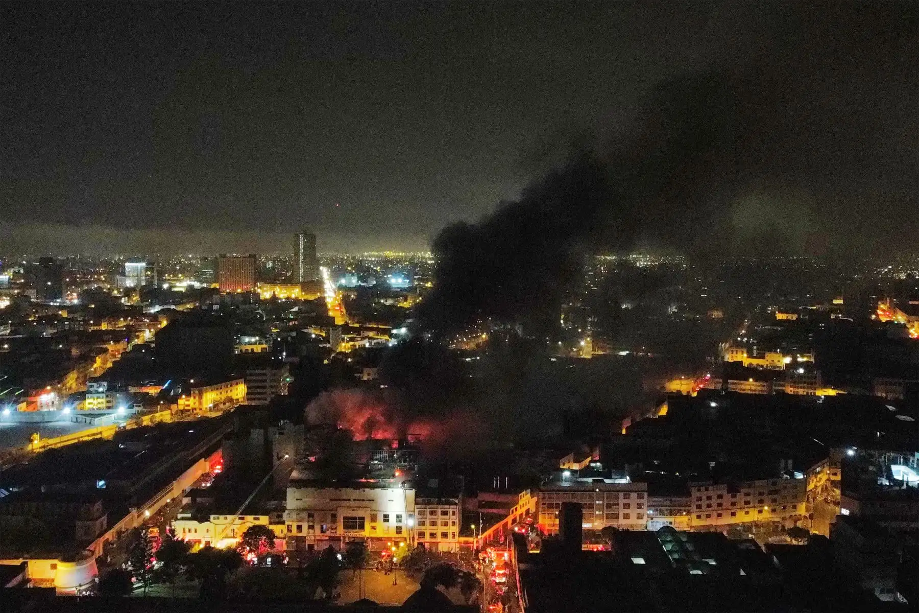 Un incendio de grandes proporciones se registra en la parte alta de un edificio ubicado en la cuadra 11 del jirón Andahuaylas, cruce con jirón Puno, en el conglomerado Mesa Redonda.
Foto: ANDINA/Jhonel Rodríguez Robles
