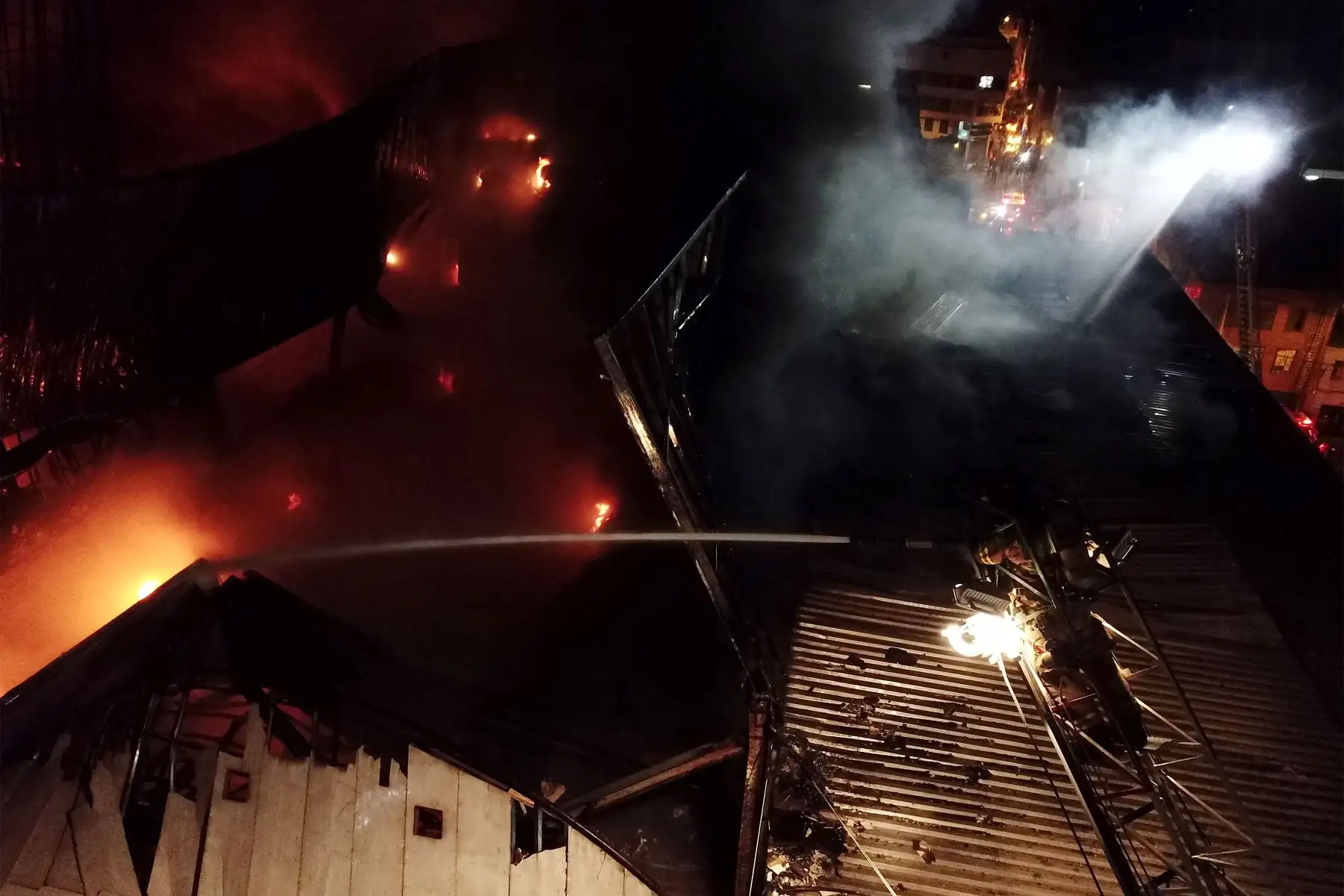 Un incendio de grandes proporciones se registra en la parte alta de un edificio ubicado en la cuadra 11 del jirón Andahuaylas, cruce con jirón Puno, en el conglomerado Mesa Redonda.
Foto: ANDINA/Juan Carlos Guzmán