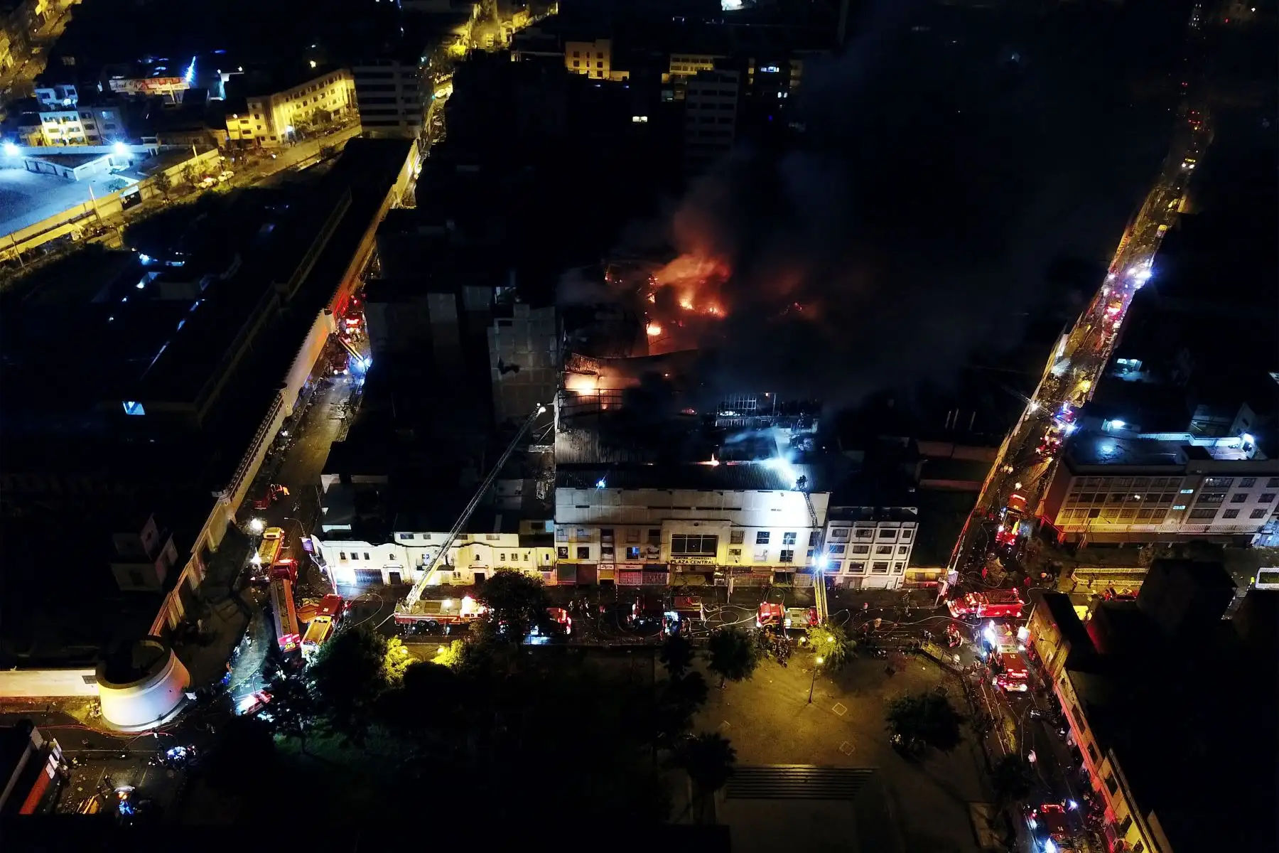 Un incendio de grandes proporciones se registra en la parte alta de un edificio ubicado en la cuadra 11 del jirón Andahuaylas, cruce con jirón Puno, en el conglomerado Mesa Redonda.
Foto: ANDINA/Juan Carlos Guzmán
