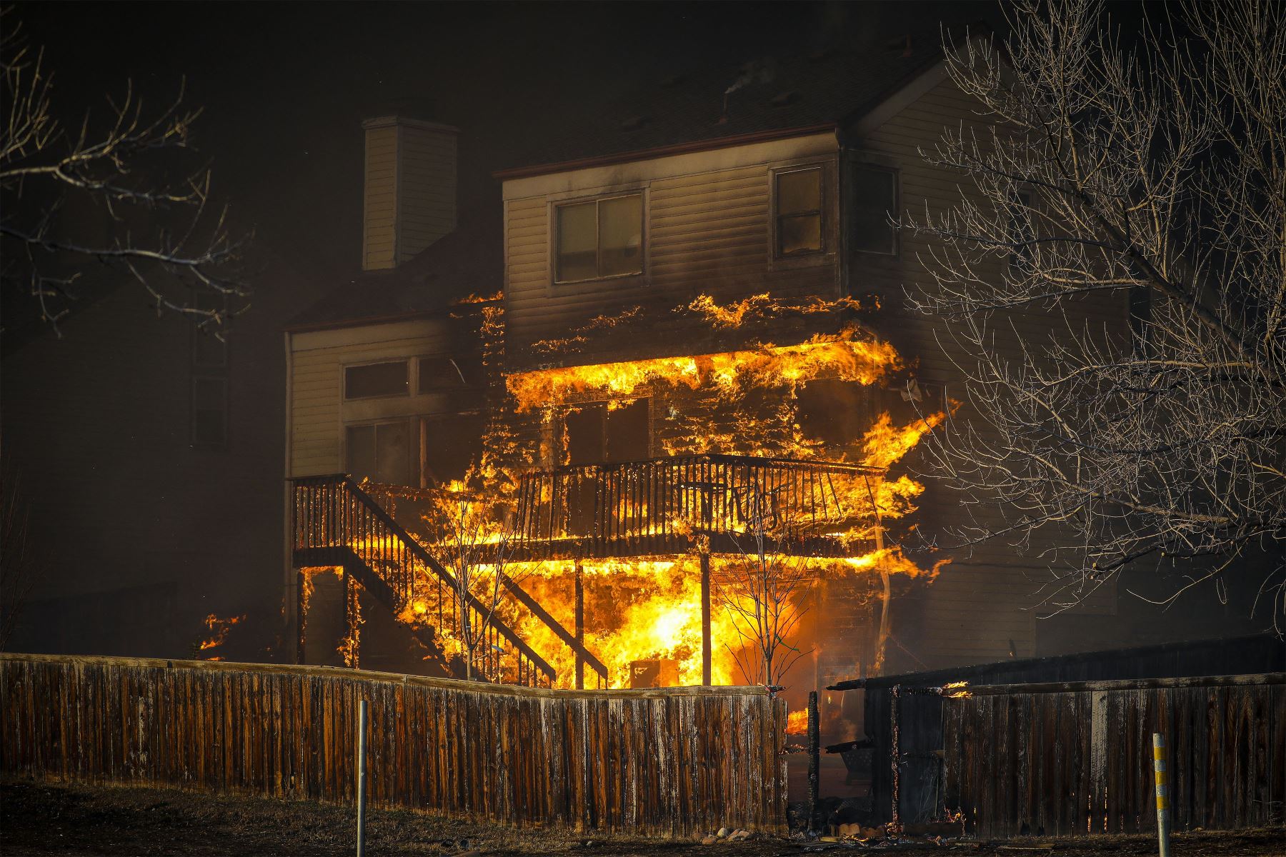 Una casa se quema después de que un rápido incendio arrasó el área en el vecindario de Centennial Heights el 30 de diciembre de 2021 en Louisville, Colorado. Los funcionarios estatales estimaron que unas 600 casas ya se habían perdido en varias áreas alrededor del condado de Boulder. Foto: AFP
