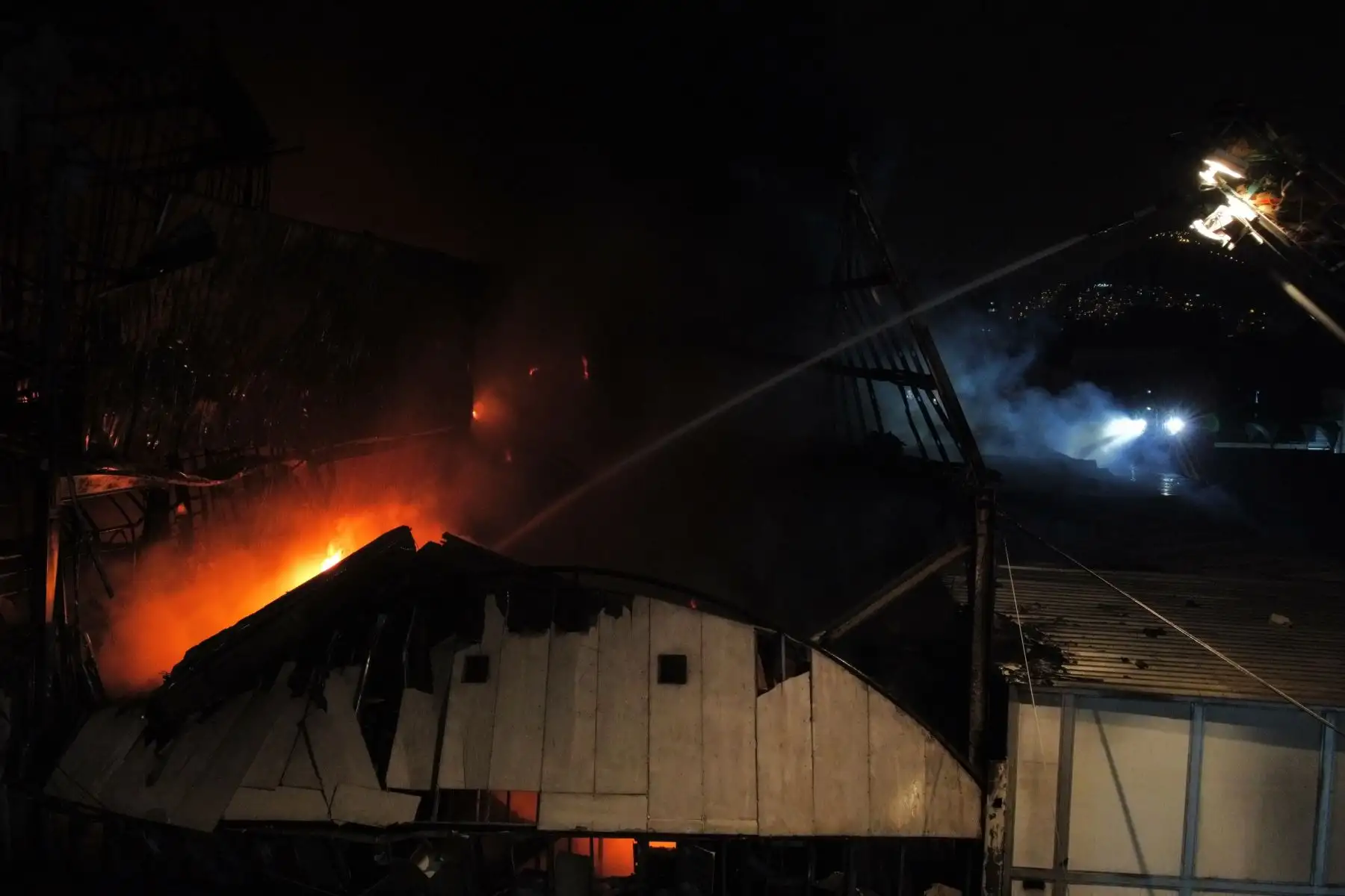Un incendio de grandes proporciones se registra en la parte alta de un edificio ubicado en la cuadra 11 del jirón Andahuaylas, cruce con jirón Puno, en el conglomerado Mesa Redonda. Foto: ANDINA/Jhonel Rodríguez Robles