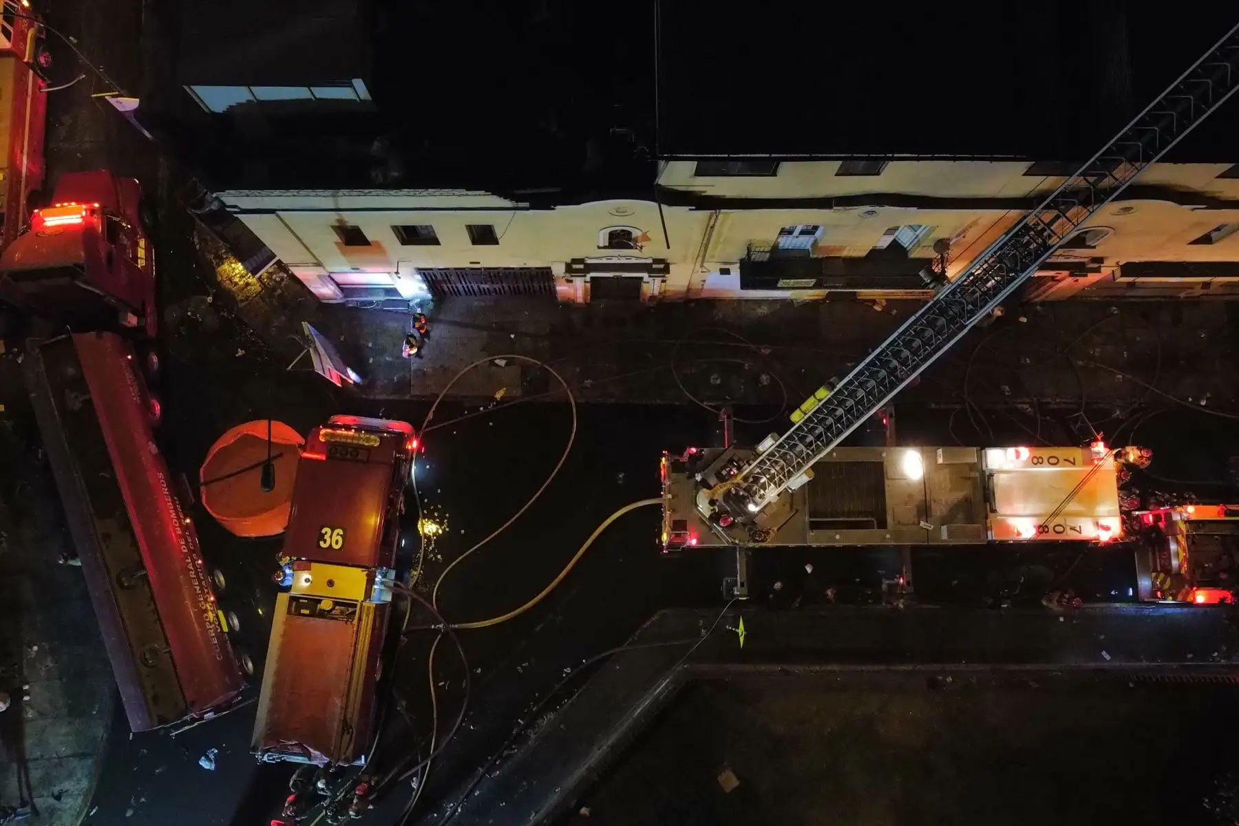 Un incendio de grandes proporciones se registra en la parte alta de un edificio ubicado en la cuadra 11 del jirón Andahuaylas, cruce con jirón Puno, en el conglomerado Mesa Redonda. Foto: ANDINA/Jhonel Rodríguez Robles