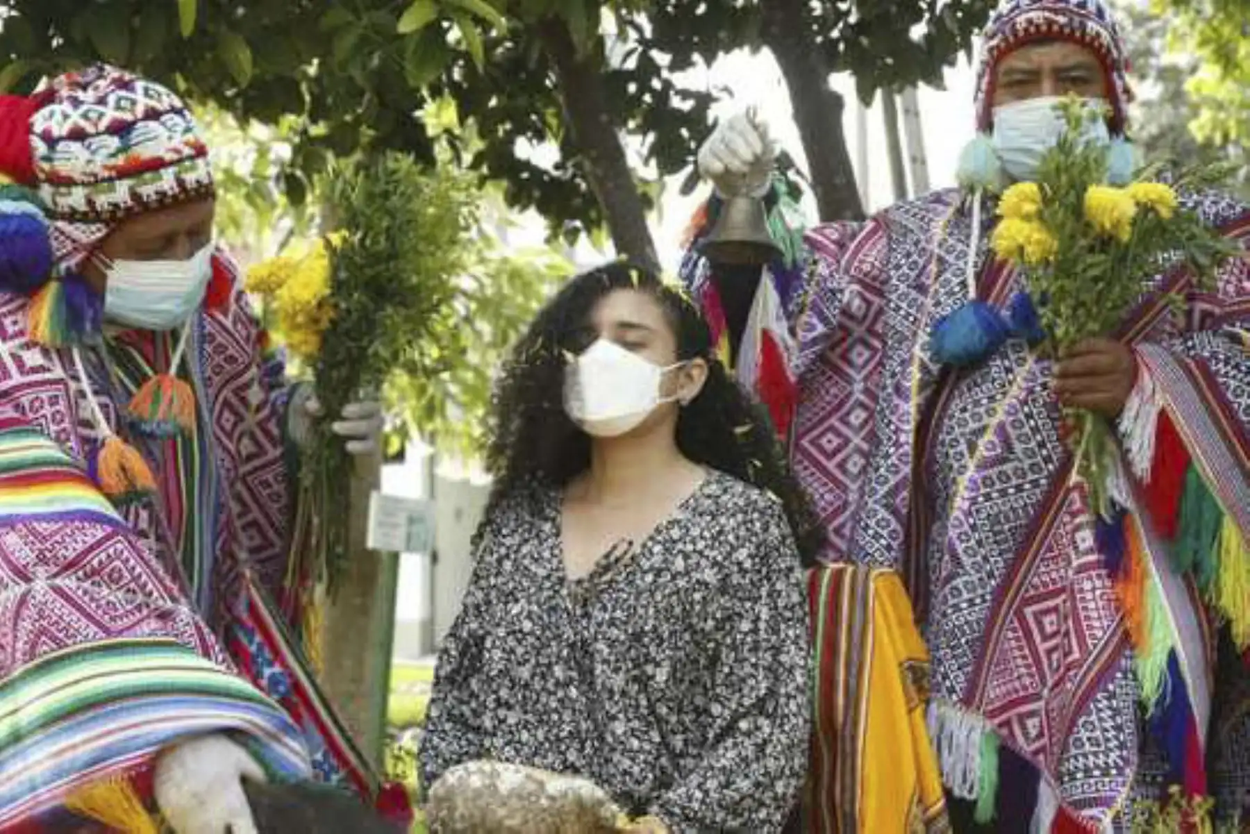 El Ministerio de Salud (Minsa) alertó a la población sobre los riesgos que presentan para la salud los baños de florecimiento al incluir brebajes, uso de plantas, flores e incluso animales, como parte de los populares rituales por Año Nuevo en tiempos de pandemia. Foto: ANDINA/Difusión