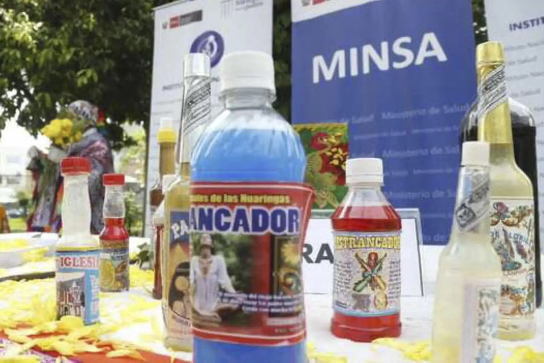 El Ministerio de Salud (Minsa) alertó a la población sobre los riesgos que presentan para la salud los baños de florecimiento al incluir brebajes, uso de plantas, flores e incluso animales, como parte de los populares rituales por Año Nuevo en tiempos de pandemia. Foto: ANDINA/Difusión
