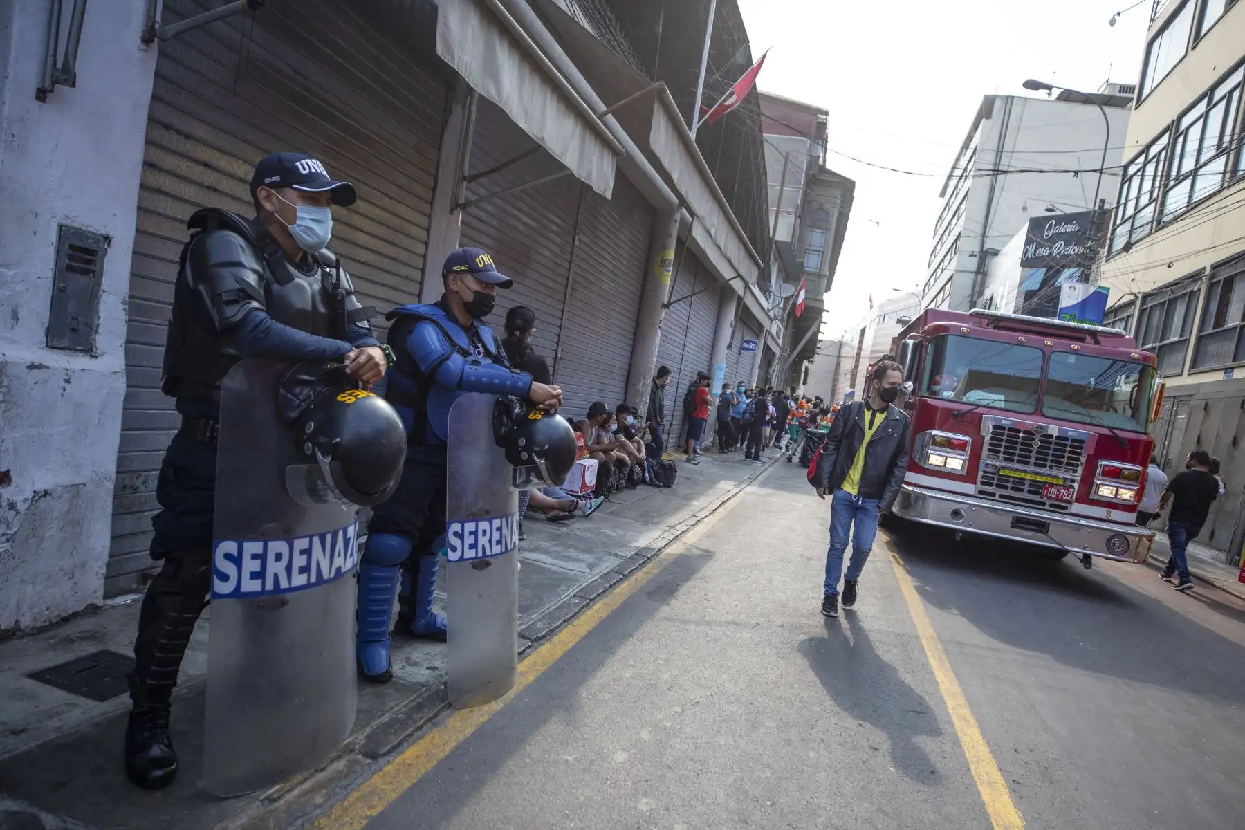 El alcalde Jorge Muñoz supervisó las labores de apoyo a los bomberos en la atención del incendio en la cuadra 11 del Jr. Andahuaylas, en Mesa Redonda. Foto: ANDINA/Municipalidad de Lima