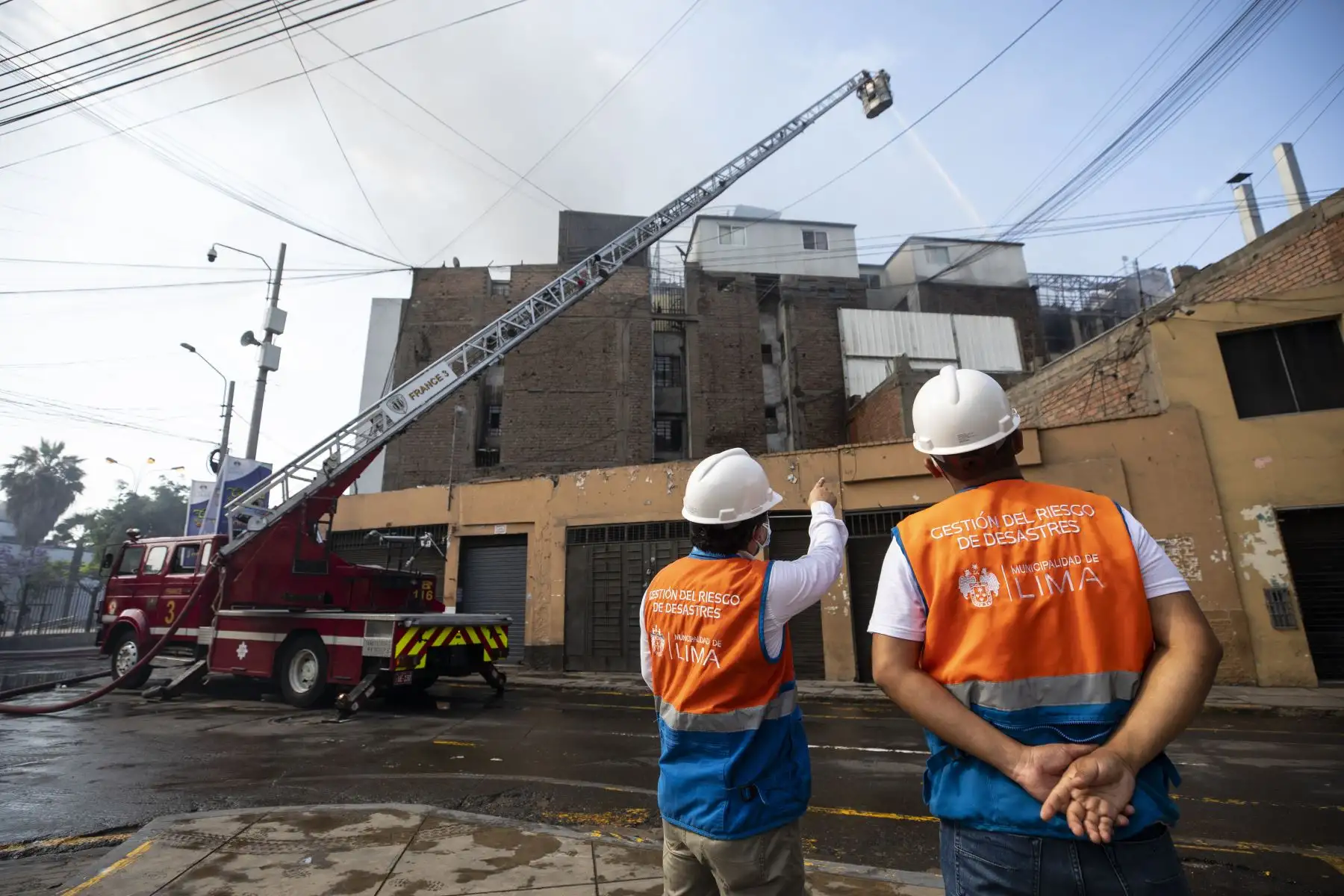 El alcalde Jorge Muñoz supervisó las labores de apoyo a los bomberos en la atención del incendio en la cuadra 11 del Jr. Andahuaylas, en Mesa Redonda. Foto: ANDINA/Municipalidad de Lima