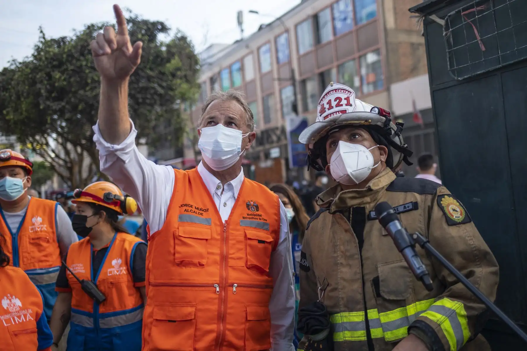 El alcalde Jorge Muñoz supervisó las labores de apoyo a los bomberos en la atención del incendio en la cuadra 11 del Jr. Andahuaylas, en Mesa Redonda. Foto: ANDINA/Municipalidad de Lima