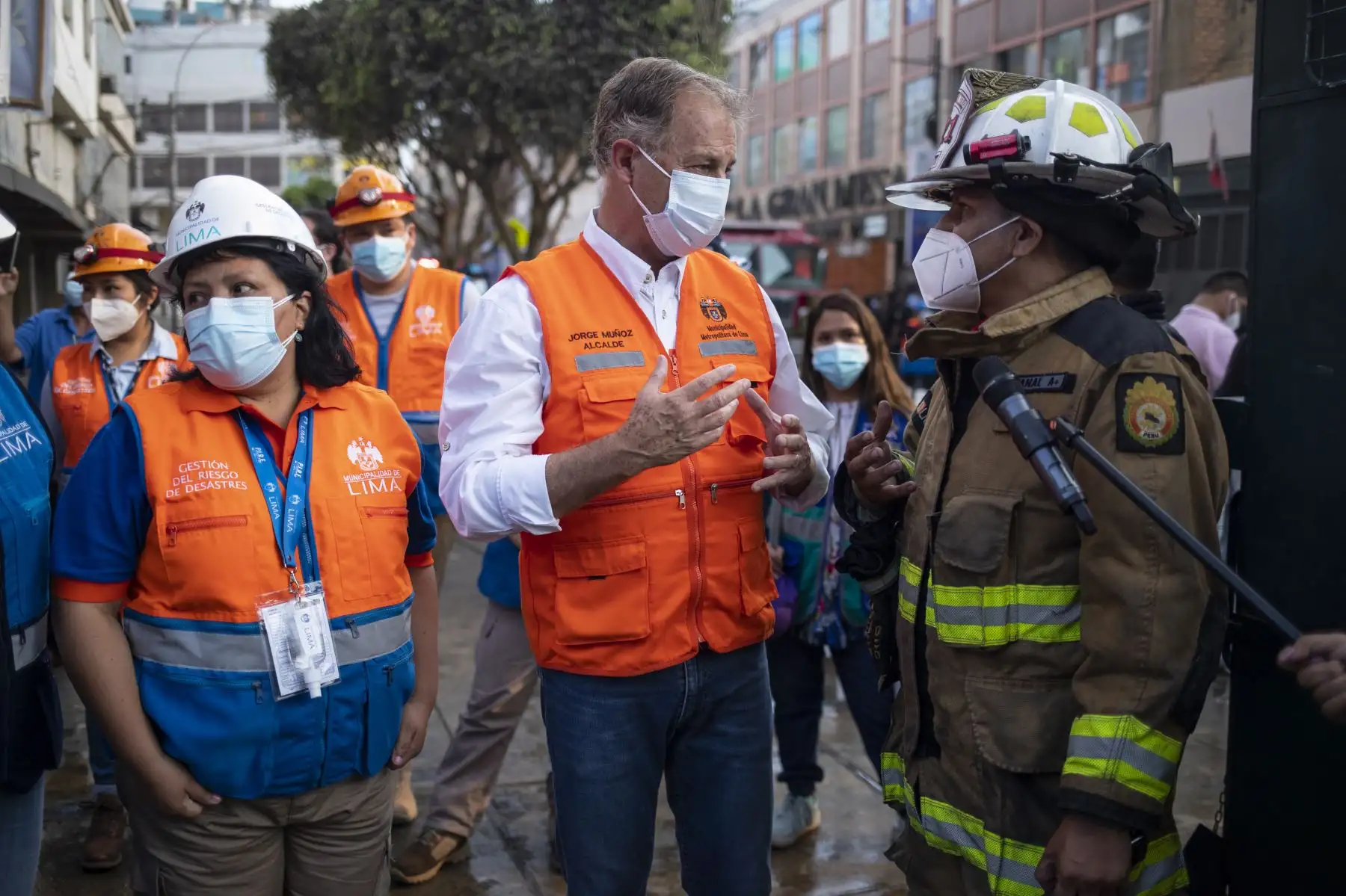 El alcalde Jorge Muñoz supervisó las labores de apoyo a los bomberos en la atención del incendio en la cuadra 11 del Jr. Andahuaylas, en Mesa Redonda. Foto: ANDINA/Municipalidad de Lima