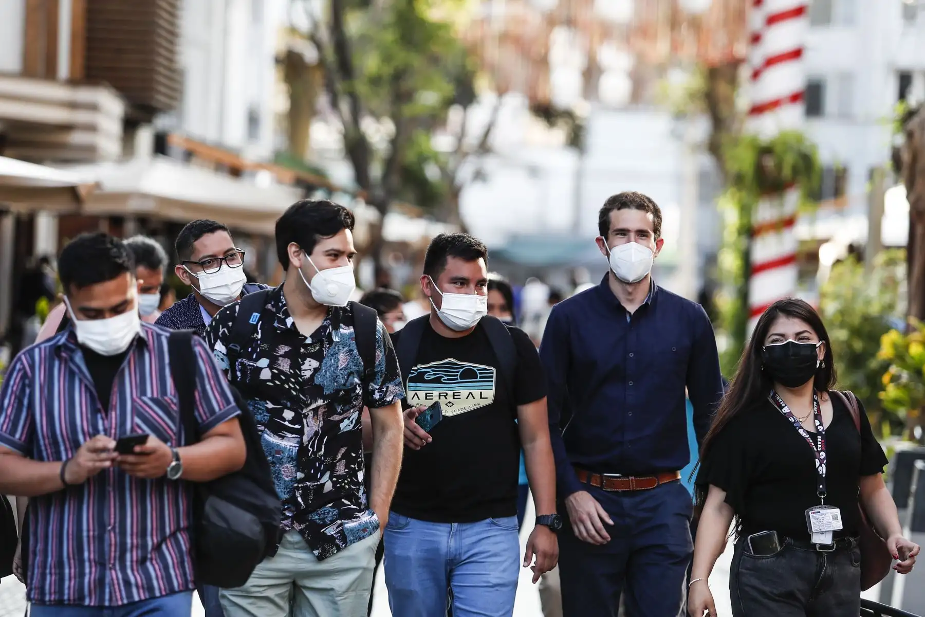 Los visitantes cumplen protocolos y normas de bioseguridad durante su estadía. Asimismo, personal de la Municipalidad de Miraflores controla el orden y la seguridad en todo momento. Foto: ANDINA/Renato Pajuelo