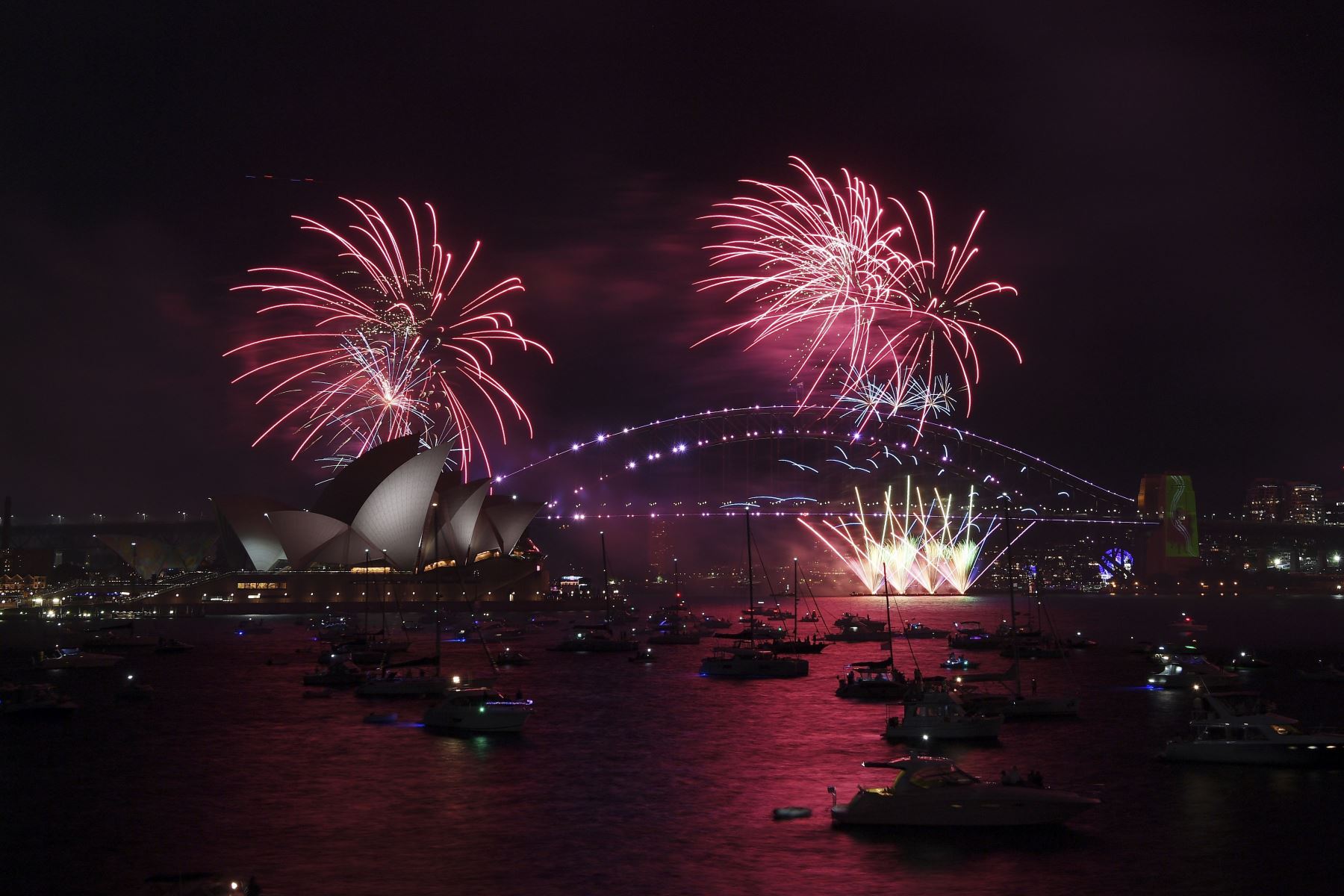 Castillo de fuegos artificiales sobre la Ópera House de Sídney, Australia, como parte de las celebraciones del fin de año. Foto: Efe.