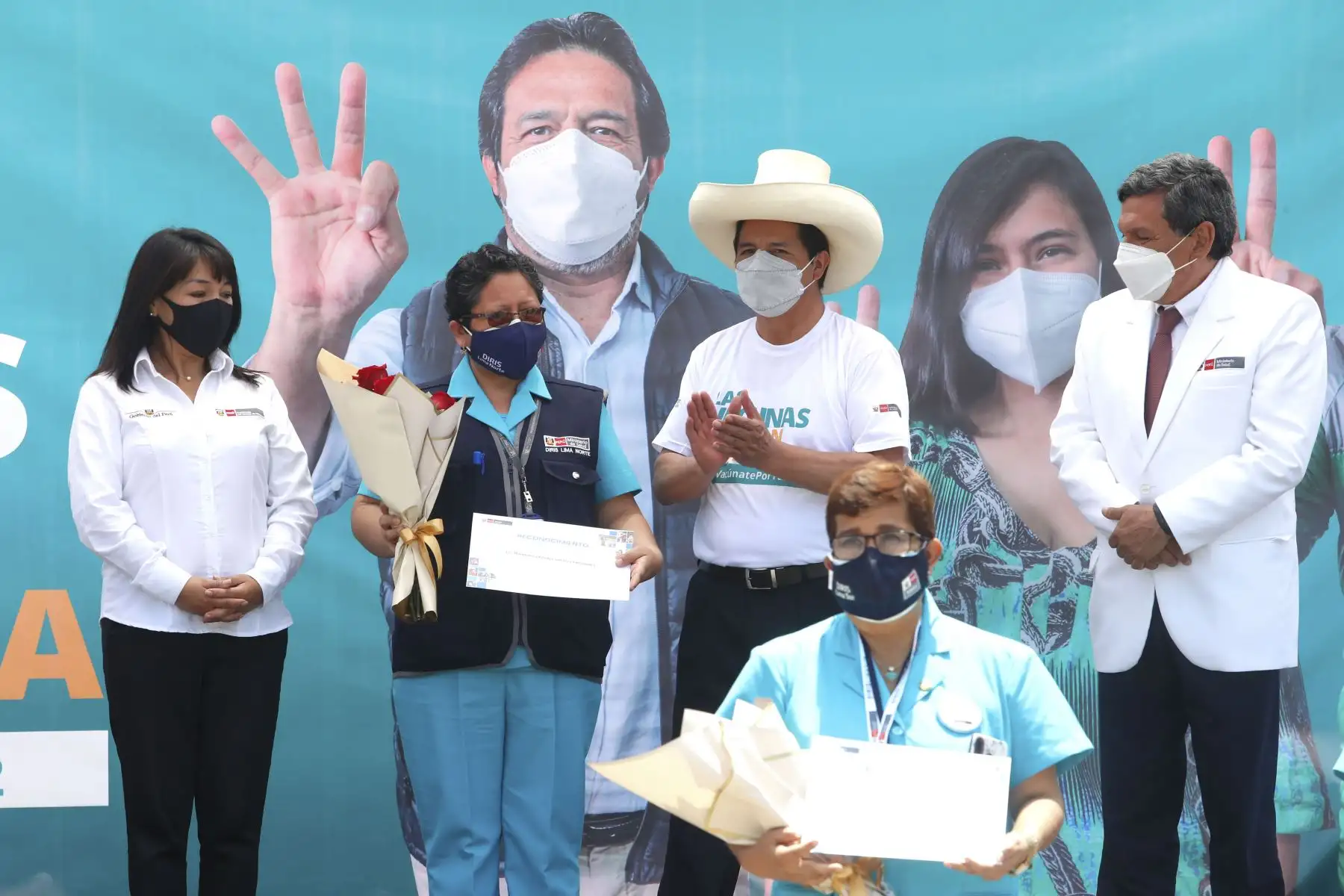Presidente de la República, Pedro Castillo reconoció a integrantes del equipo de inoculación por su labor en las campañas de vacunación contra la  Covid 19. Foto: ANDINA/Presidencia Perú