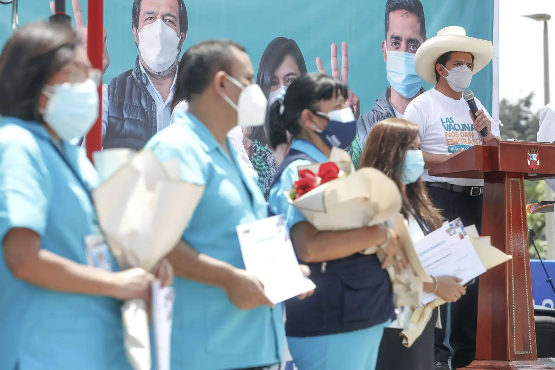 Presidente de la República, Pedro Castillo reconoció a integrantes del equipo de inoculación por su labor en las campañas de vacunación contra la  Covid 19. Foto: ANDINA/Presidencia Perú