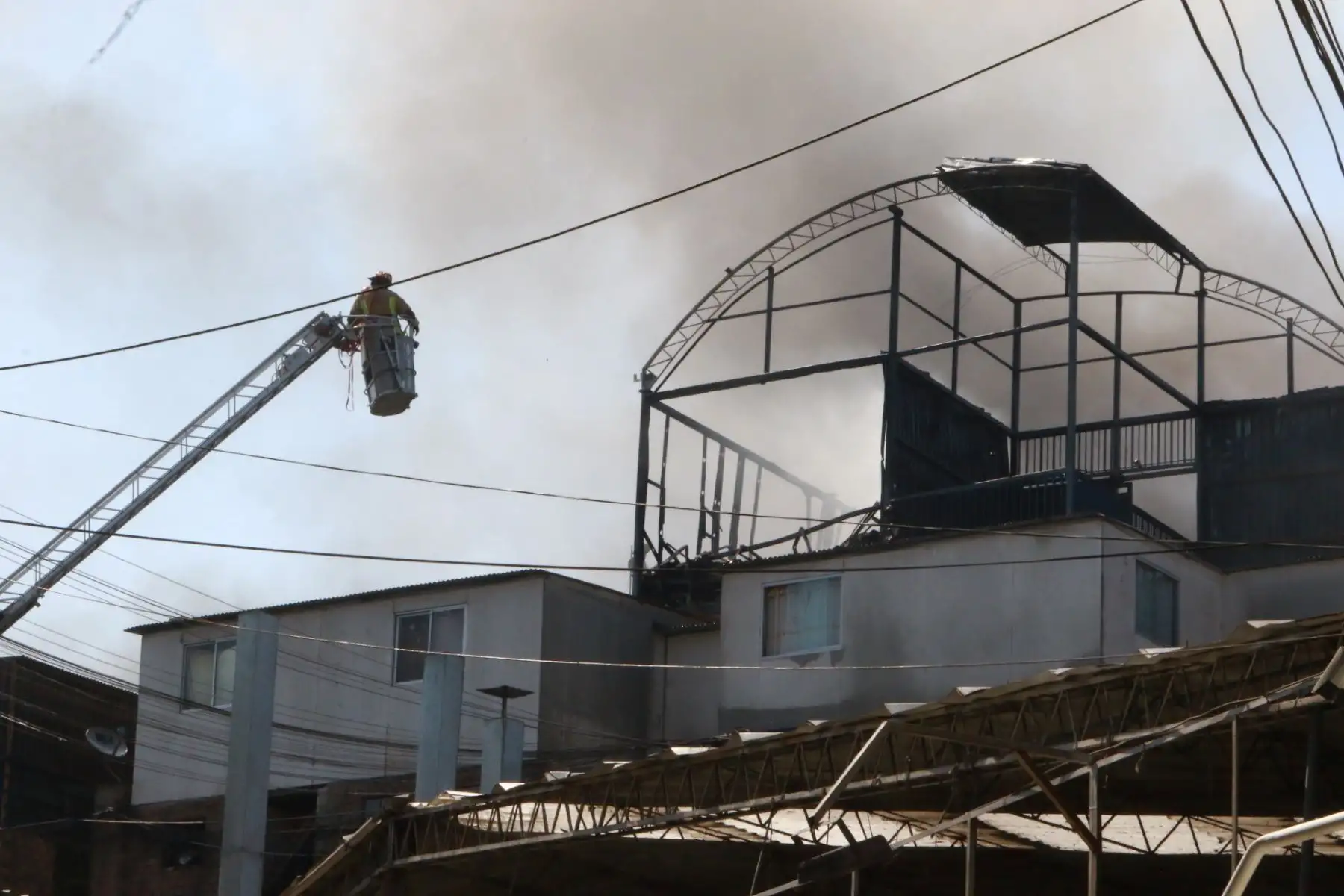 Un día después del nuevo incendio en Mesa Redonda.
Foto: ANDINA/Héctor Vinces