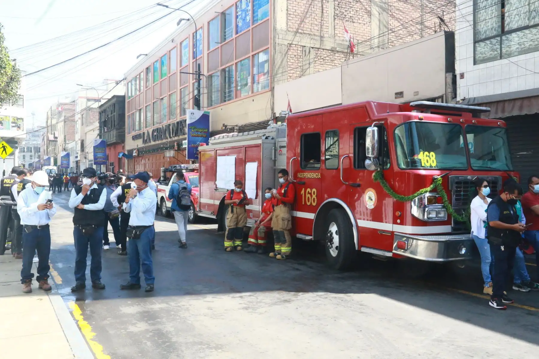 Un día después del nuevo incendio en Mesa Redonda.
Foto: ANDINA/Héctor Vinces