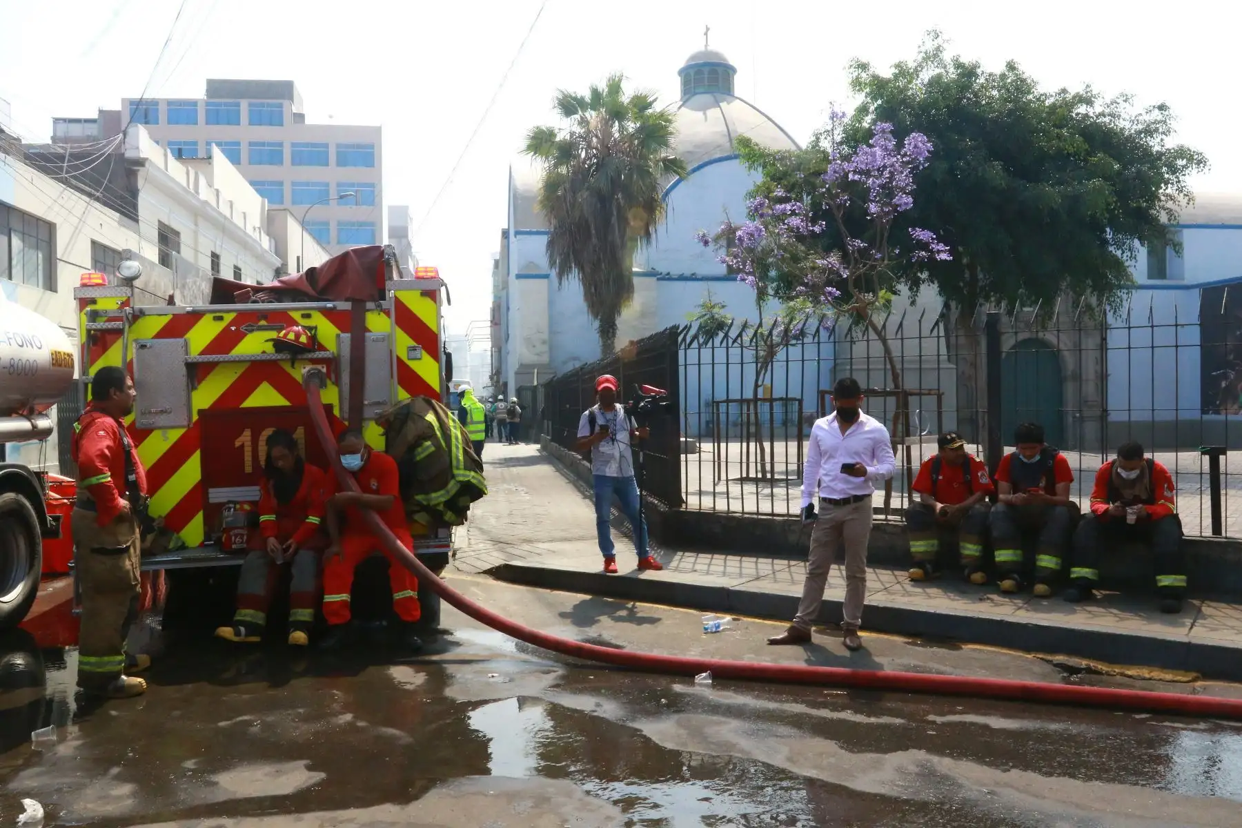 Un día después del nuevo incendio en Mesa Redonda.
Foto: ANDINA/Héctor Vinces