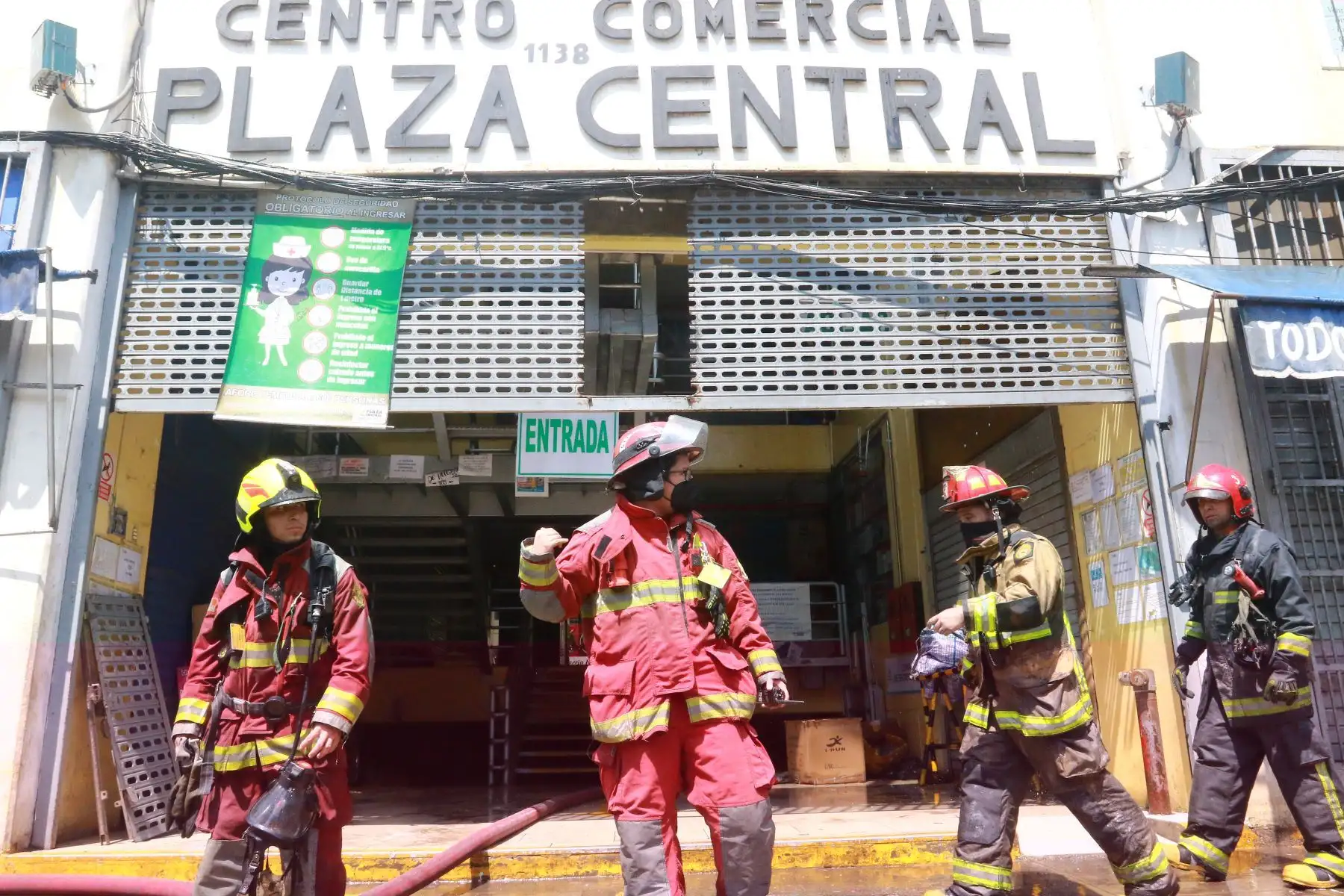 Un día después del nuevo incendio en Mesa Redonda.
Foto: ANDINA/Héctor Vinces