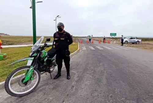 Contingentes de la Policía Nacional con el apoyo de personal de Seguridad Ciudadana de Nuevo Chimbote, se han instalado en los accesos a las playas ubicadas a lo largo de este distrito, situado en la región Áncash, para evitar el ingreso de bañistas y visitantes.