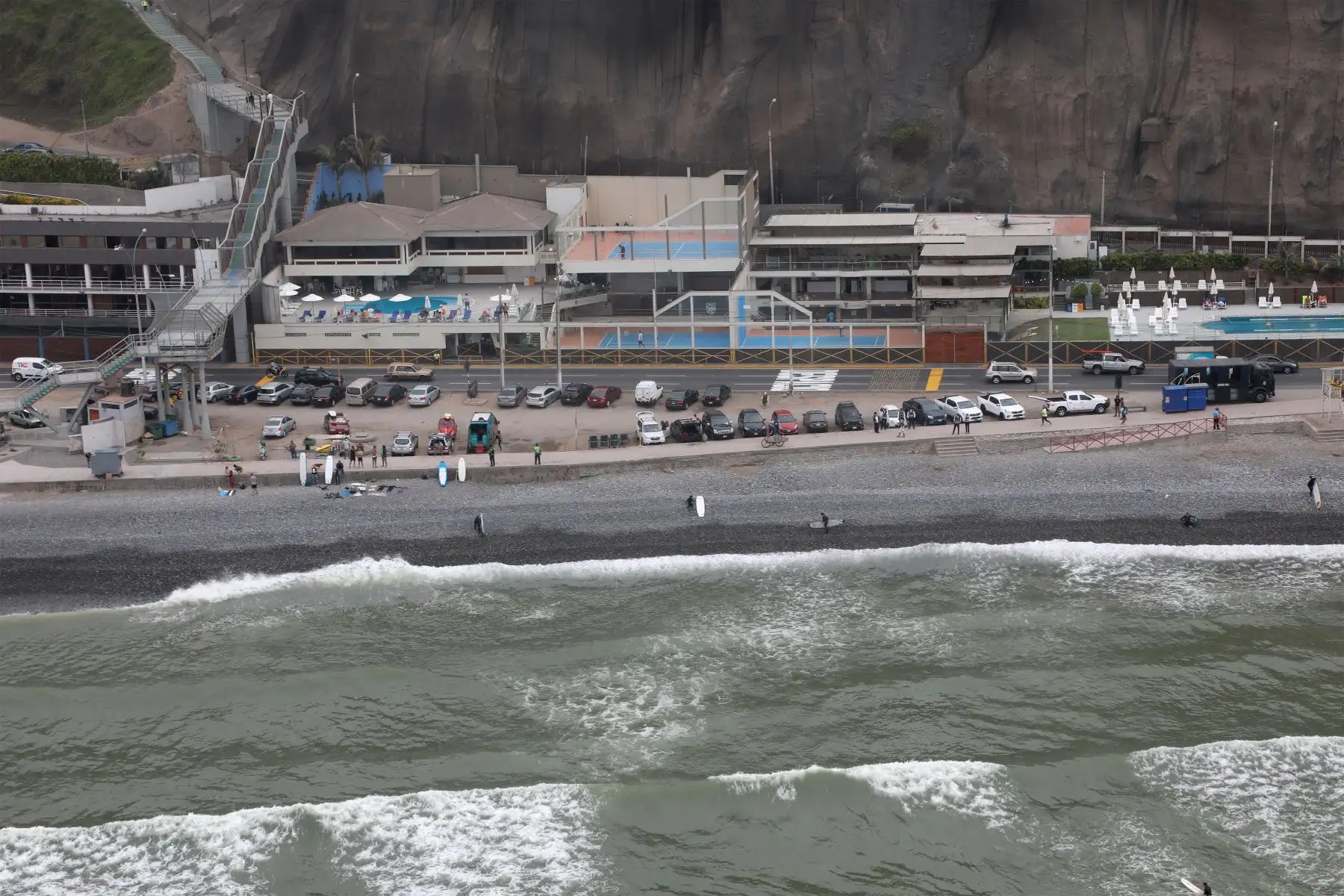 Ministro de Defensa, Juan Carrasco y el jefe del Comando Conjunto de las Fuerzas Armadas del Perú, Gral. Manuel Gómez de la Torre, y el jefe de la Región Policial Lima, Jorge Angulo, realizan un sobrevuelo en la costa de Lima y Callao, para supervisar el despliegue de las FFAA en cumplimiento de las medidas preventivas dispuestas para fin de año, ante el Covid-19.
Foto: Mindef