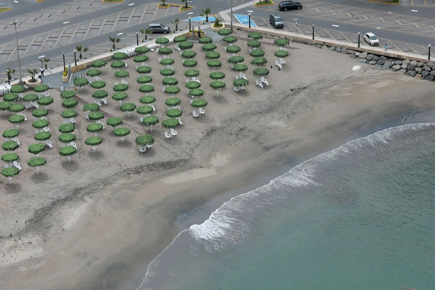 Ministro de Defensa, Juan Carrasco y el jefe del Comando Conjunto de las Fuerzas Armadas del Perú, Gral. Manuel Gómez de la Torre, y el jefe de la Región Policial Lima, Jorge Angulo, realizan un sobrevuelo en la costa de Lima y Callao, para supervisar el despliegue de las FFAA en cumplimiento de las medidas preventivas dispuestas para fin de año, ante el Covid-19.
Foto: Mindef