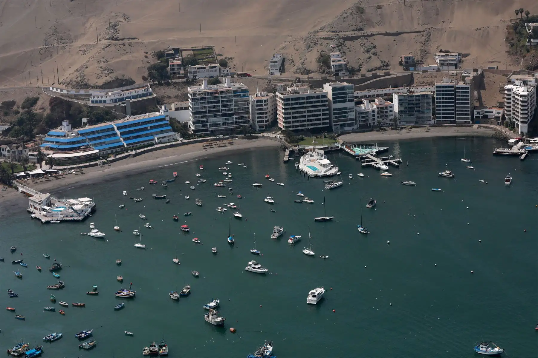 Ministro de Defensa, Juan Carrasco y el jefe del Comando Conjunto de las Fuerzas Armadas del Perú, Gral. Manuel Gómez de la Torre, y el jefe de la Región Policial Lima, Jorge Angulo, realizan un sobrevuelo en la costa de Lima y Callao, para supervisar el despliegue de las FFAA en cumplimiento de las medidas preventivas dispuestas para fin de año, ante el Covid-19.
Foto: Mindef