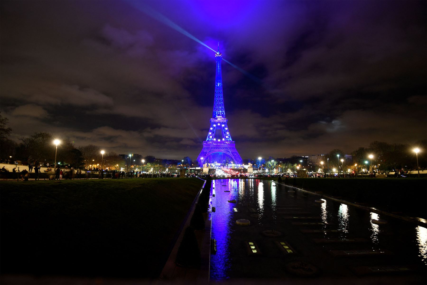 Torre Eiffel se ilumina de azul para celebrar la presidencia gala de la UE  | Noticias | Agencia Peruana de Noticias Andina