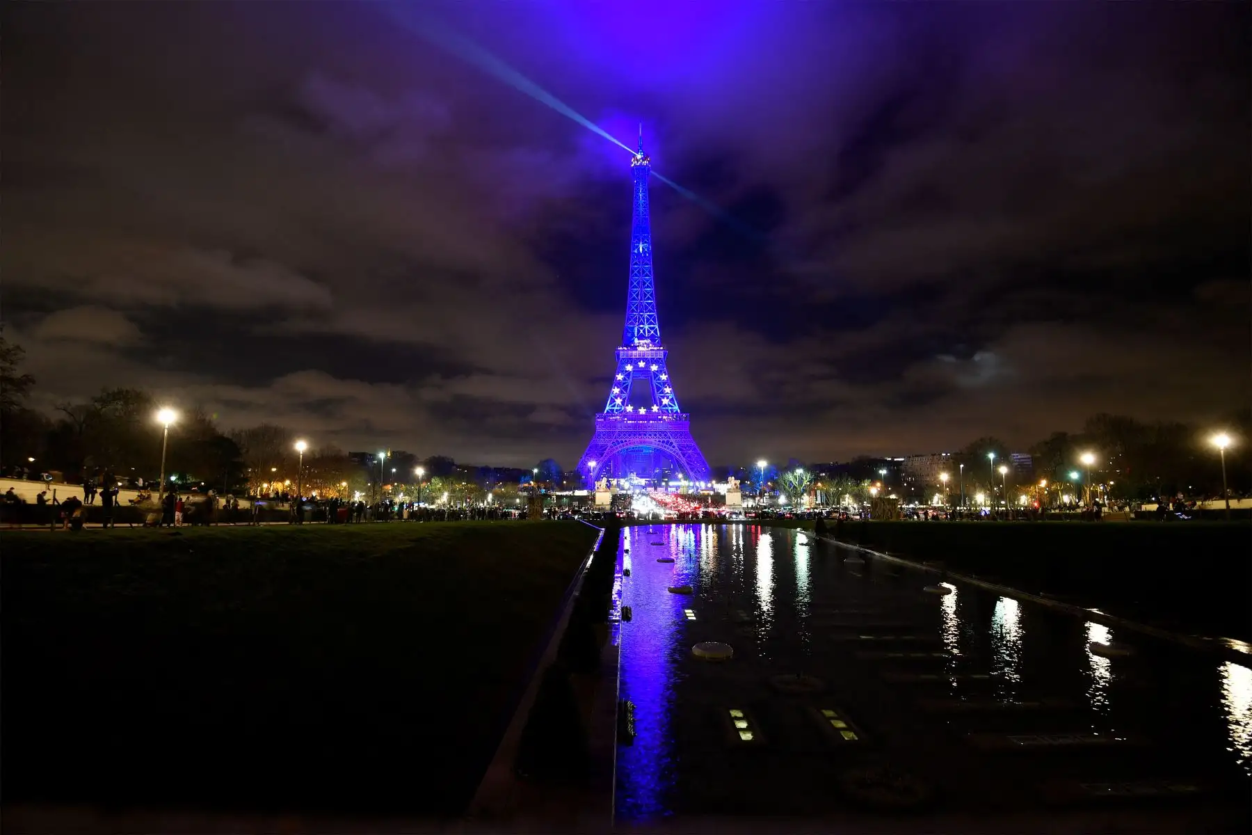 Una imagen muestra la Torre Eiffel iluminada en azul para conmemorar la presidencia francesa de la Unión Europea durante la víspera de Año Nuevo en París.
Foto: AFP