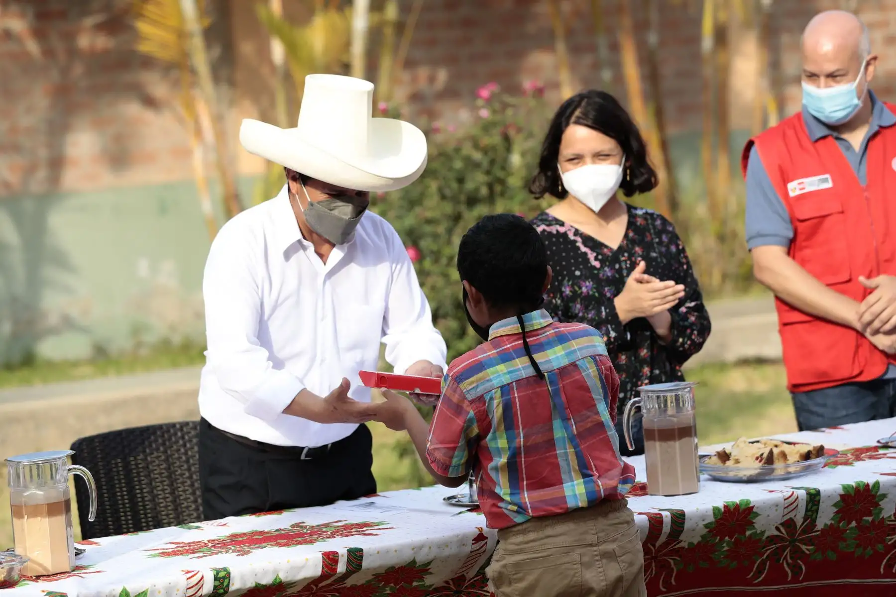 Presidente de la República, Pedro Castillo junto a ministra de la Mujer y Poblaciones Vulnerables, Anahí Durand, visitó el Centro de Acogida Residencial – CAR San Miguel Arcángel del INABIF.
Foto: ANDINA/Prensa Presidencia