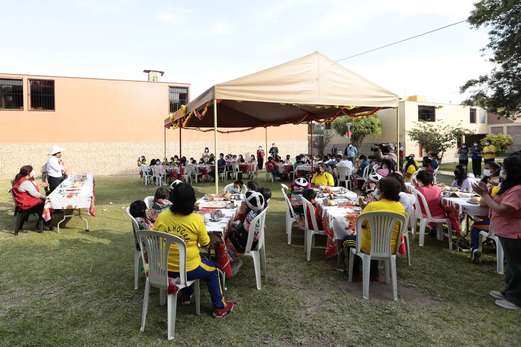 Presidente de la República, Pedro Castillo junto a ministra de la Mujer y Poblaciones Vulnerables, Anahí Durand, visitó el Centro de Acogida Residencial – CAR San Miguel Arcángel del INABIF.
Foto: ANDINA/Prensa Presidencia