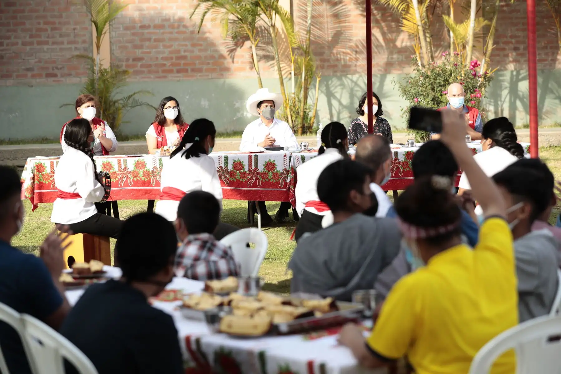 Presidente de la República, Pedro Castillo junto a ministra de la Mujer y Poblaciones Vulnerables, Anahí Durand, visitó el Centro de Acogida Residencial – CAR San Miguel Arcángel del INABIF.
Foto: ANDINA/Prensa Presidencia