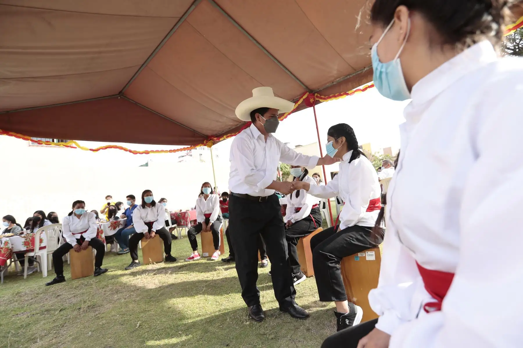 Presidente de la República, Pedro Castillo junto a ministra de la Mujer y Poblaciones Vulnerables, Anahí Durand, visitó el Centro de Acogida Residencial – CAR San Miguel Arcángel del INABIF.
Foto: ANDINA/Prensa Presidencia