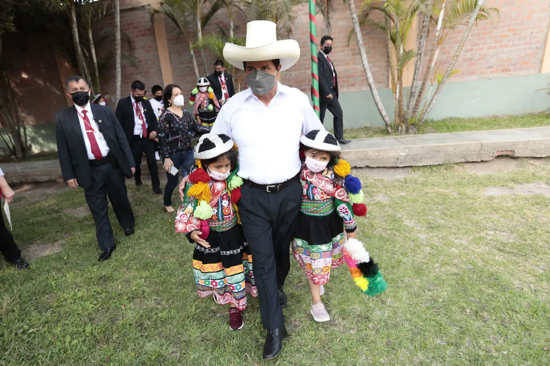 Presidente de la República, Pedro Castillo junto a ministra de la Mujer y Poblaciones Vulnerables, Anahí Durand, visitó el Centro de Acogida Residencial – CAR San Miguel Arcángel del INABIF.
Foto: ANDINA/Prensa Presidencia