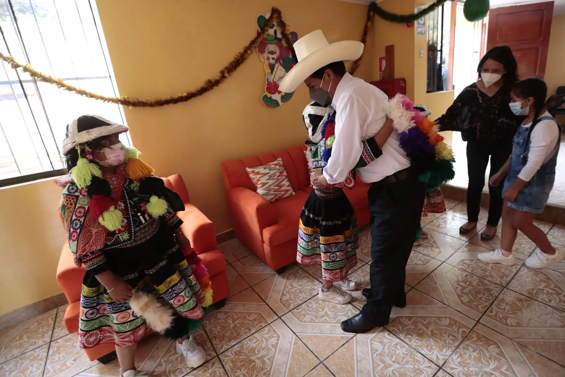 Presidente de la República, Pedro Castillo junto a ministra de la Mujer y Poblaciones Vulnerables, Anahí Durand, visitó el Centro de Acogida Residencial – CAR San Miguel Arcángel del INABIF.
Foto: ANDINA/Prensa Presidencia