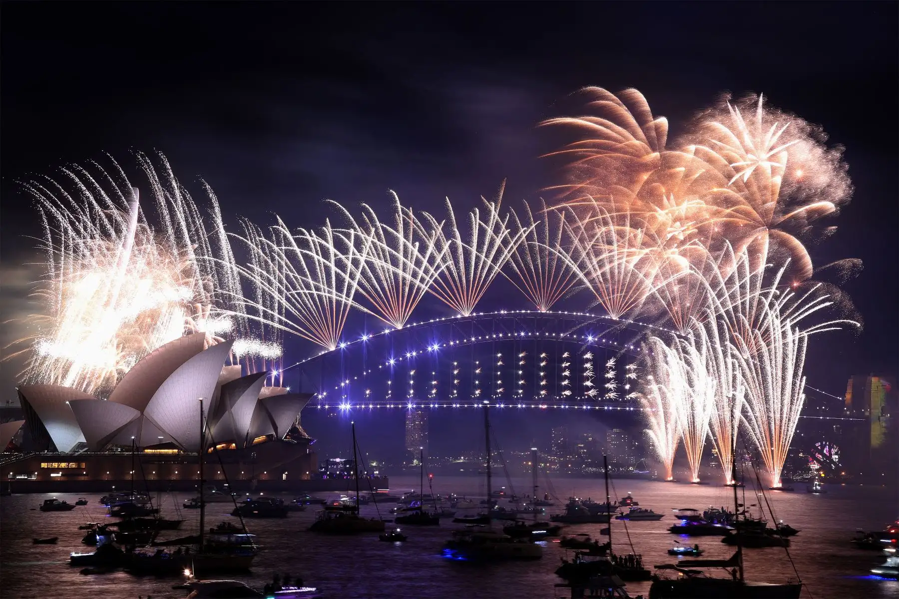 Los fuegos artificiales de Nochevieja iluminan el cielo sobre el icónico Harbour Bridge y la Ópera de Sydney durante el espectáculo de fuegos artificiales el 1 de enero de 2022.
Foto: AFP